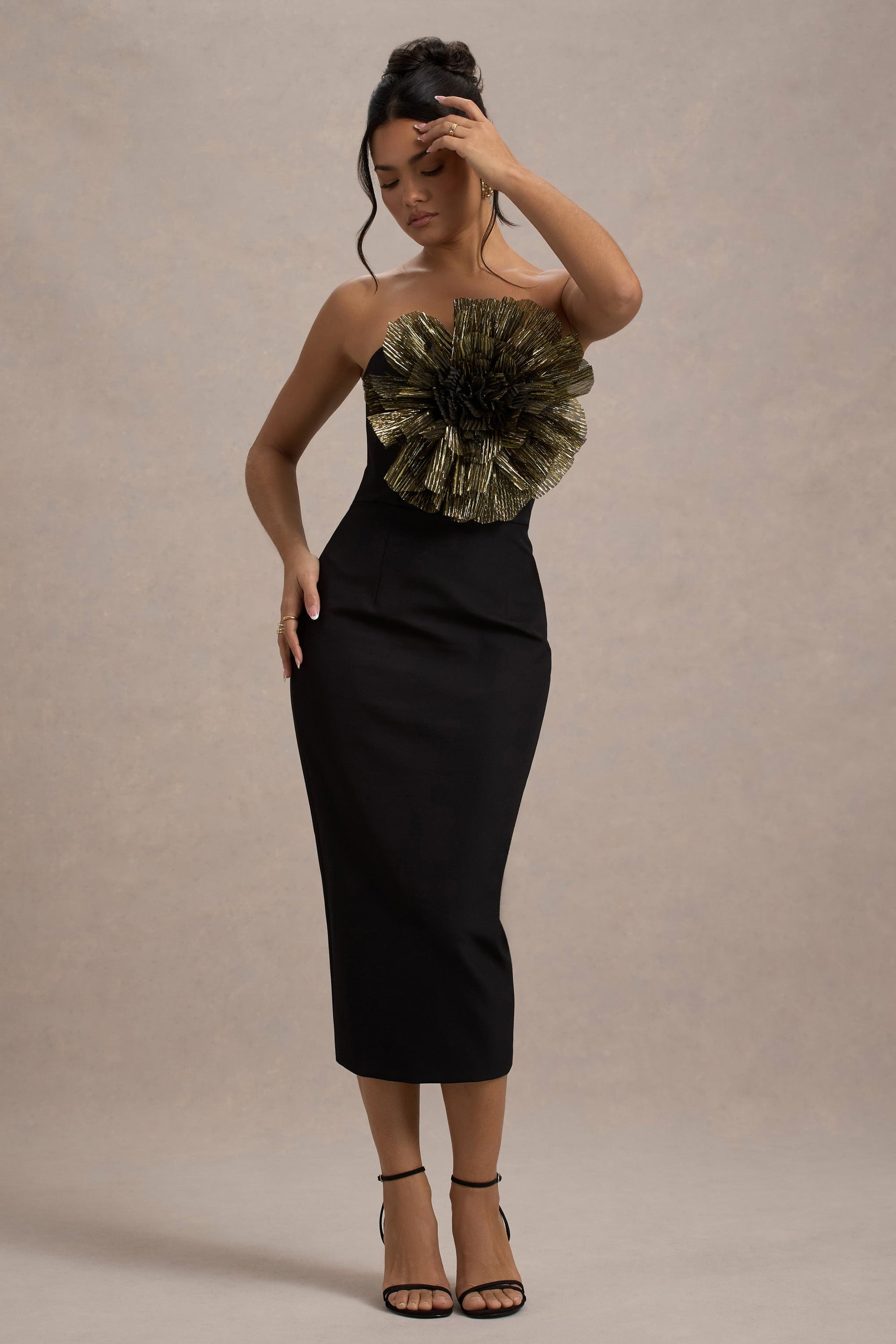 Moya | Vestido Midi ajustado con detalle en el centro y escote recto en color negro