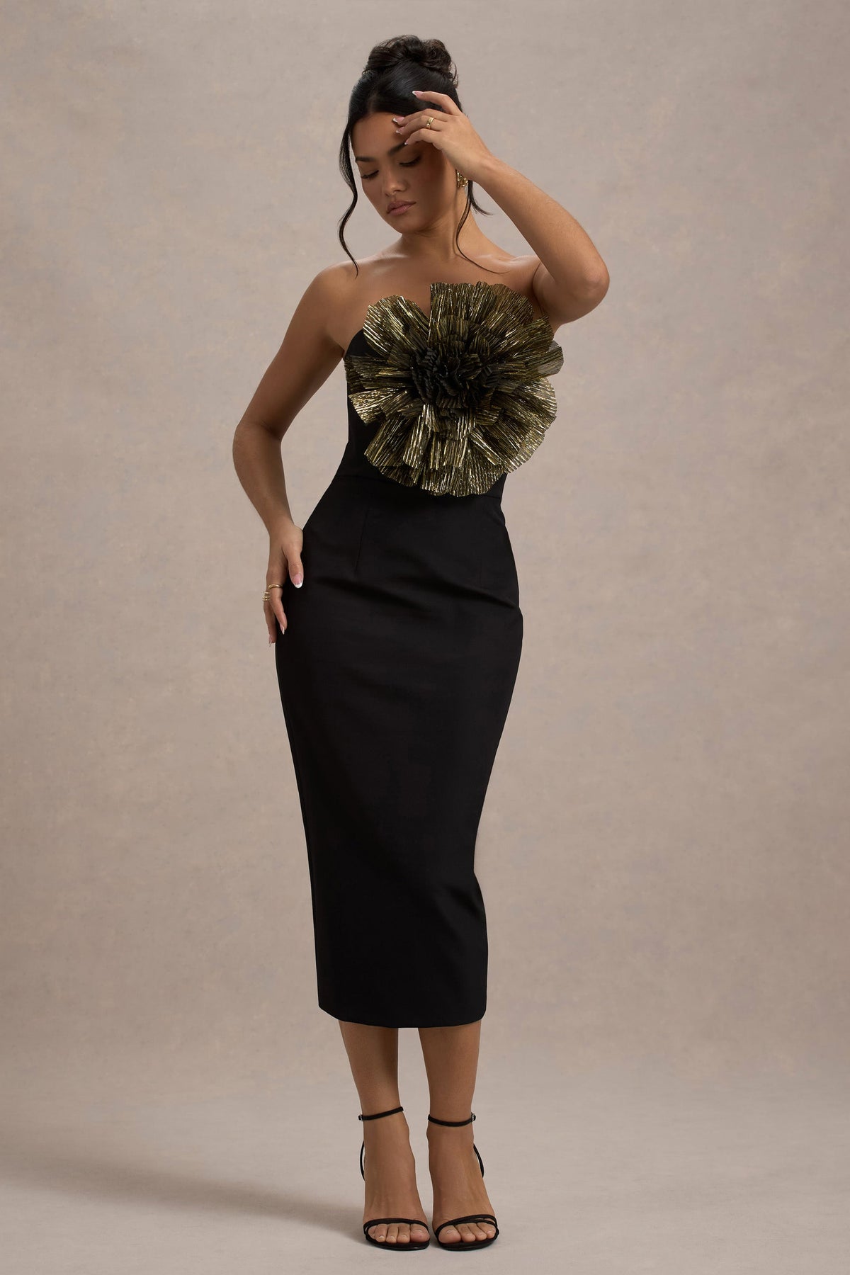 Moya | Vestido Midi ajustado con detalle en el centro y escote recto en color negro