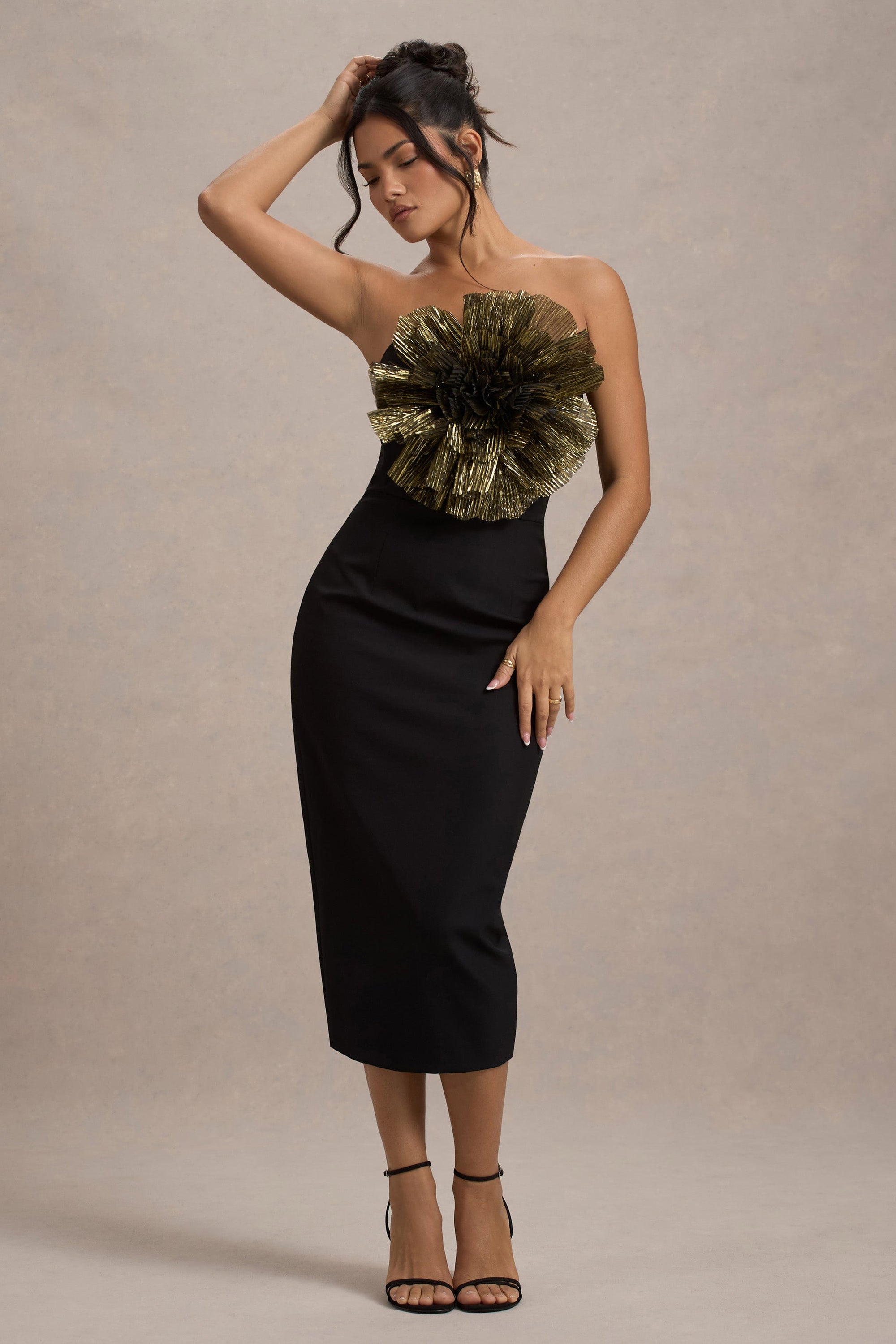 Moya | Vestido Midi ajustado con detalle en el centro y escote recto en color negro