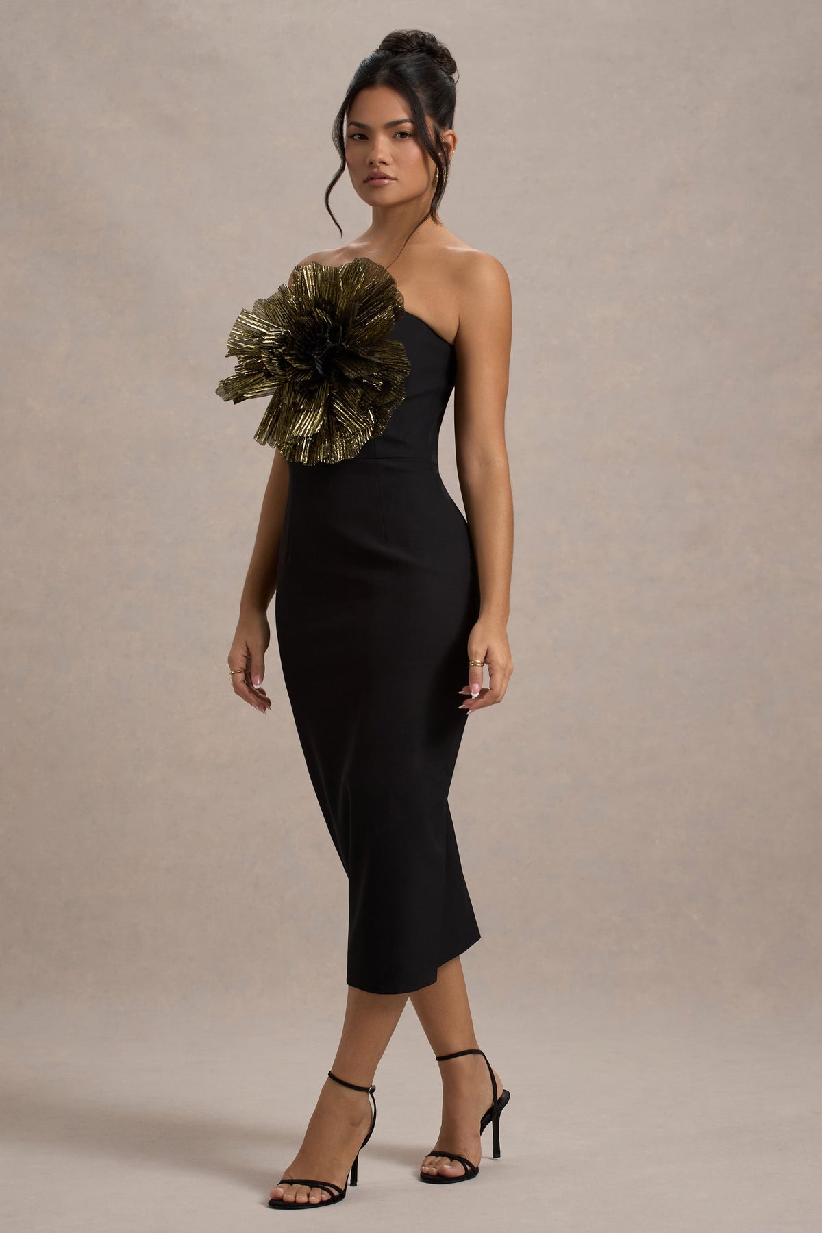 Moya | Vestido Midi ajustado con detalle en el centro y escote recto en color negro