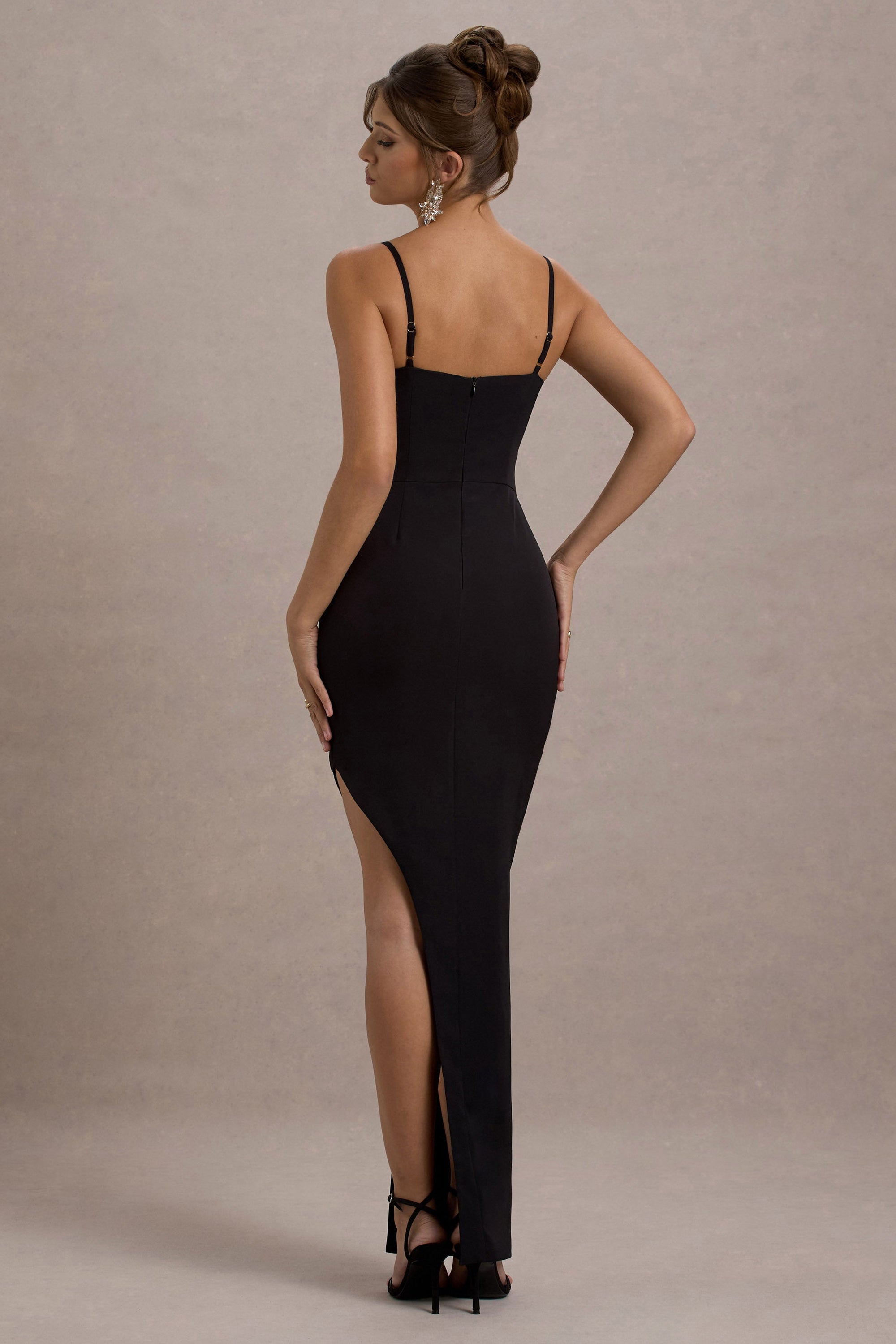 Ignacia | Vestido largo negro con escote asimétrico y detalle de lentejuelas