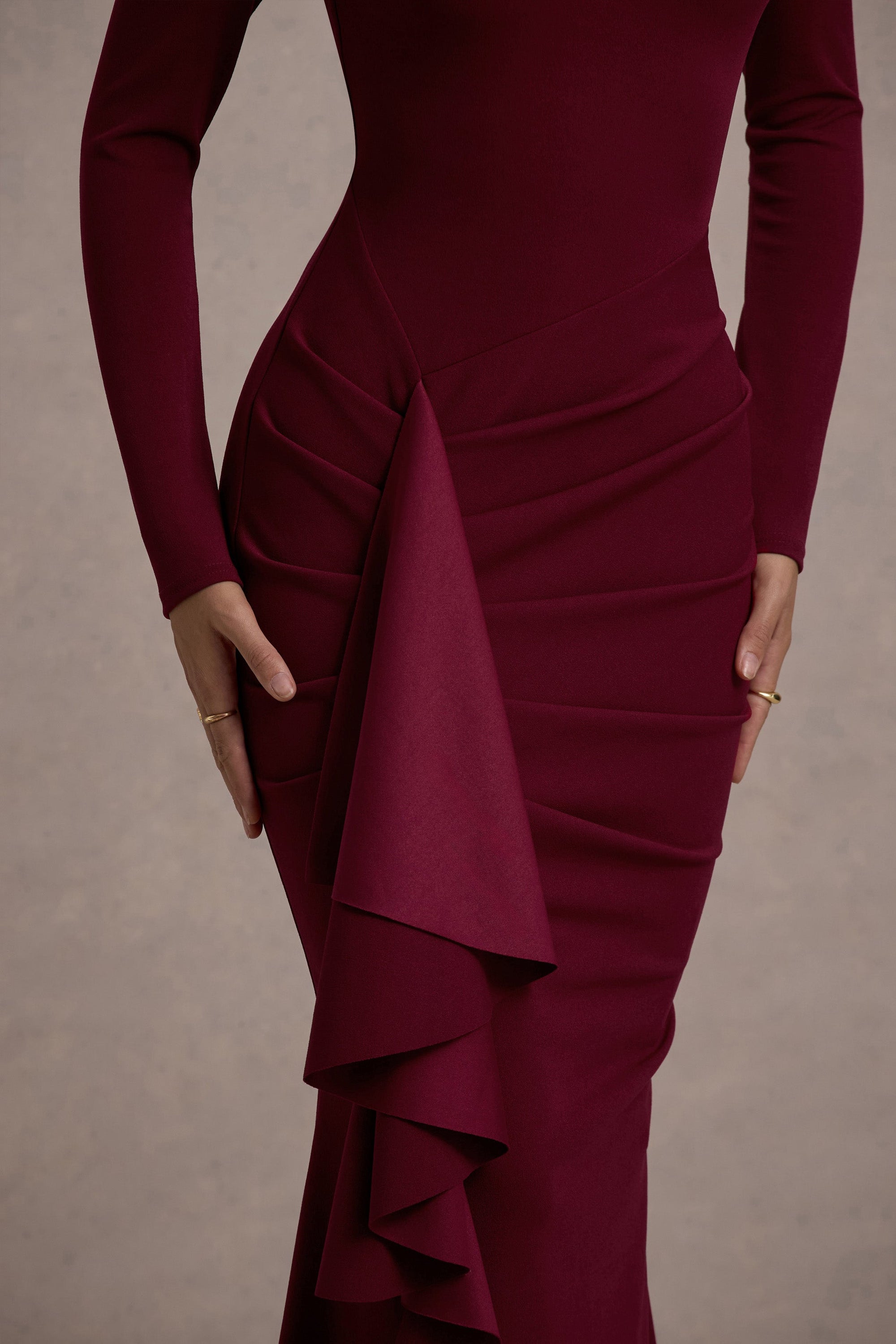 Alayna | Vestido largo en color cereza de mangas largas todo ajustado al cuerpo y detalle de volante en el lateral