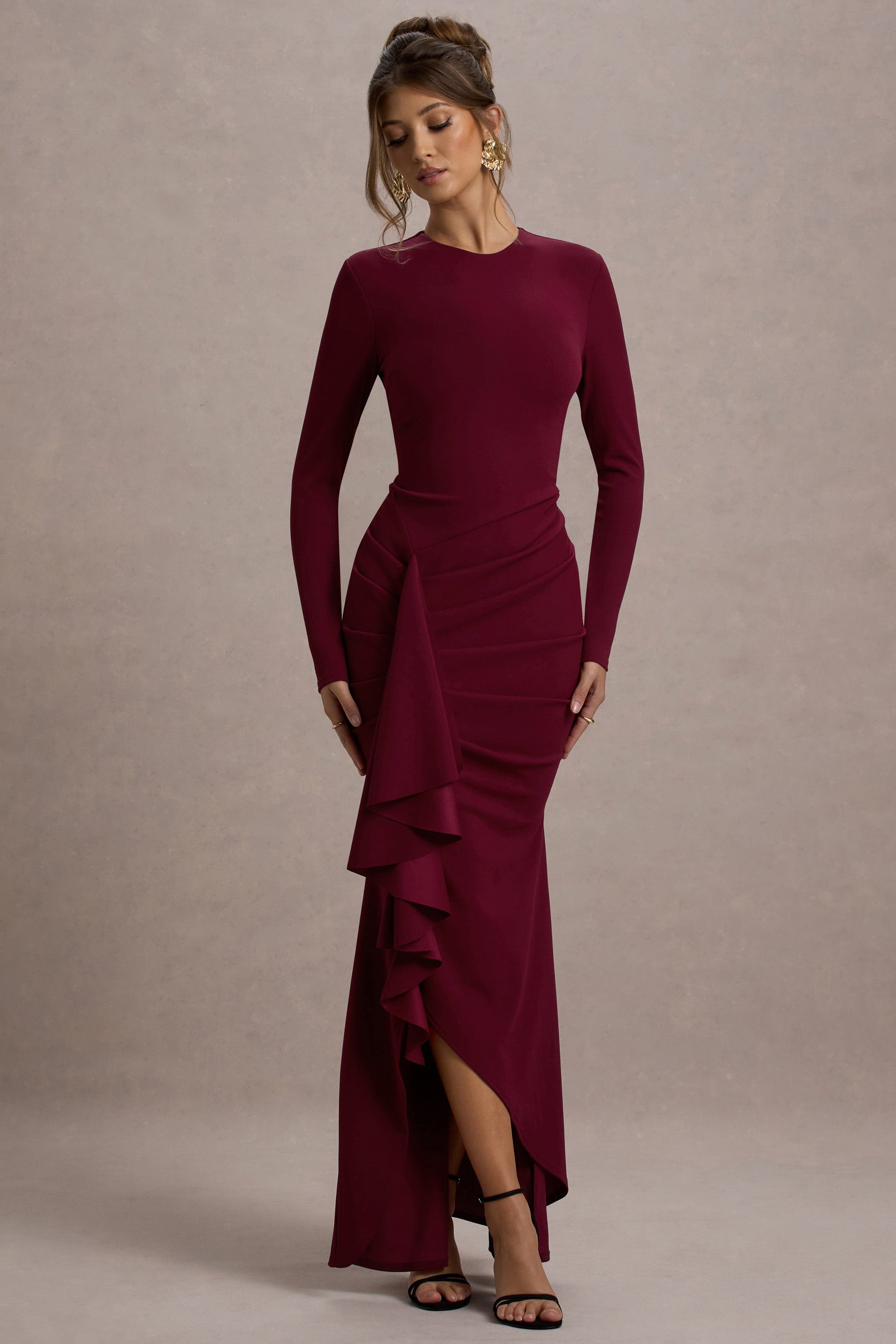 Alayna | Vestido largo en color cereza de mangas largas todo ajustado al cuerpo y detalle de volante en el lateral