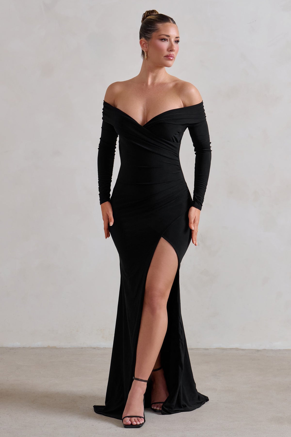 One Moment | Vestido Largo Negro con Pliegues, Abertura y Escote Bardot Cruzado