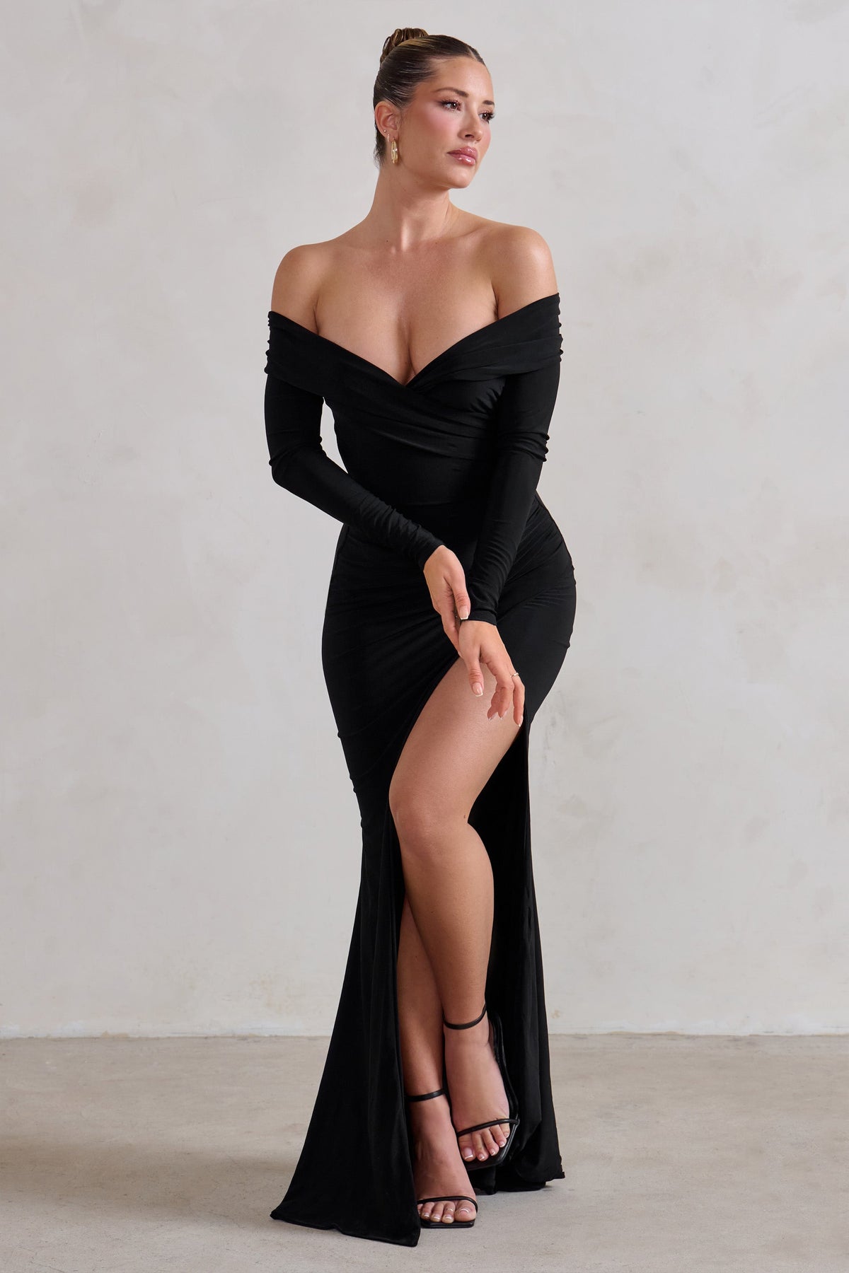 One Moment | Vestido Largo Negro con Pliegues, Abertura y Escote Bardot Cruzado