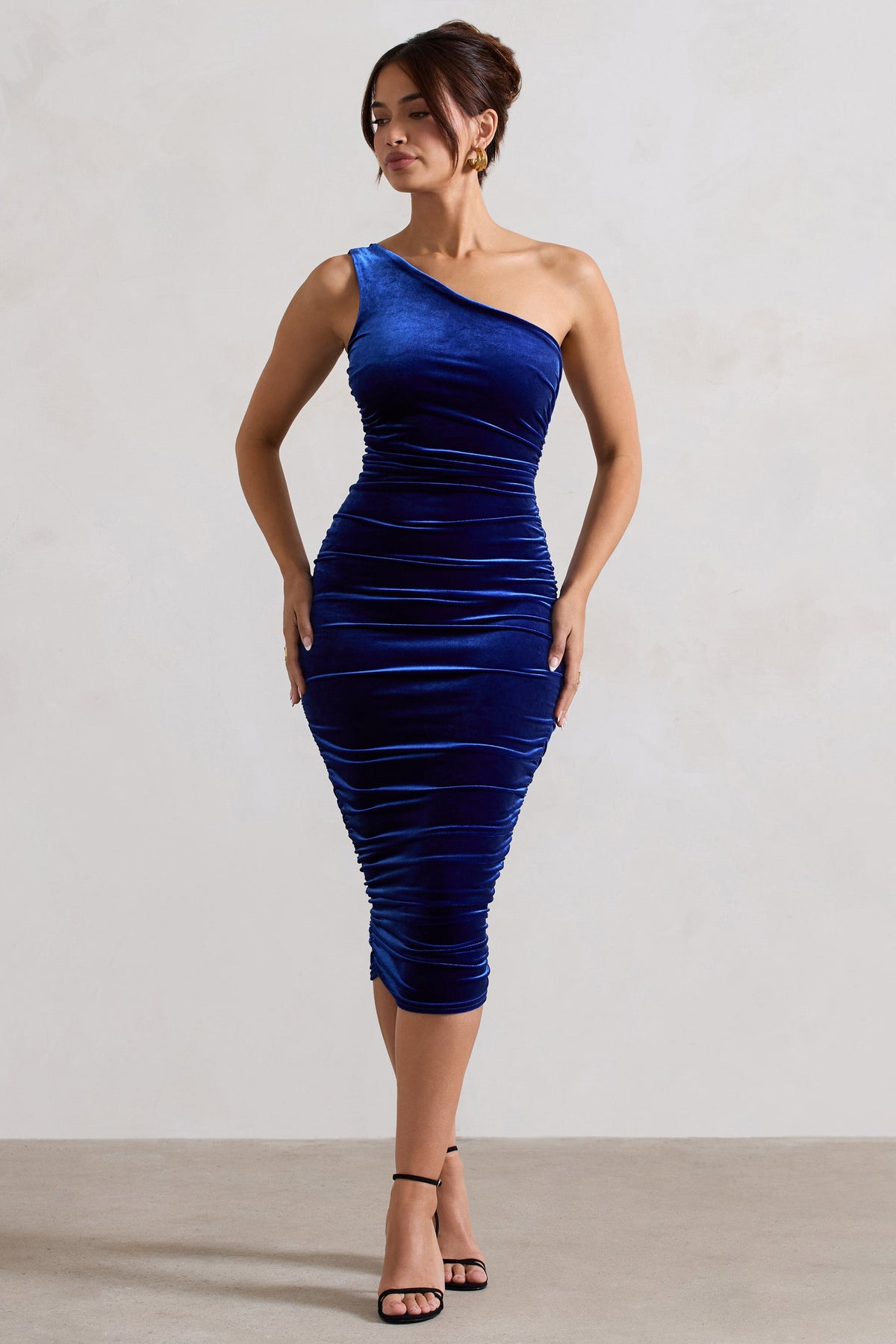 Back For More | Vestido Midi de Terciopelo Azul fruncido y con escote asimétrico