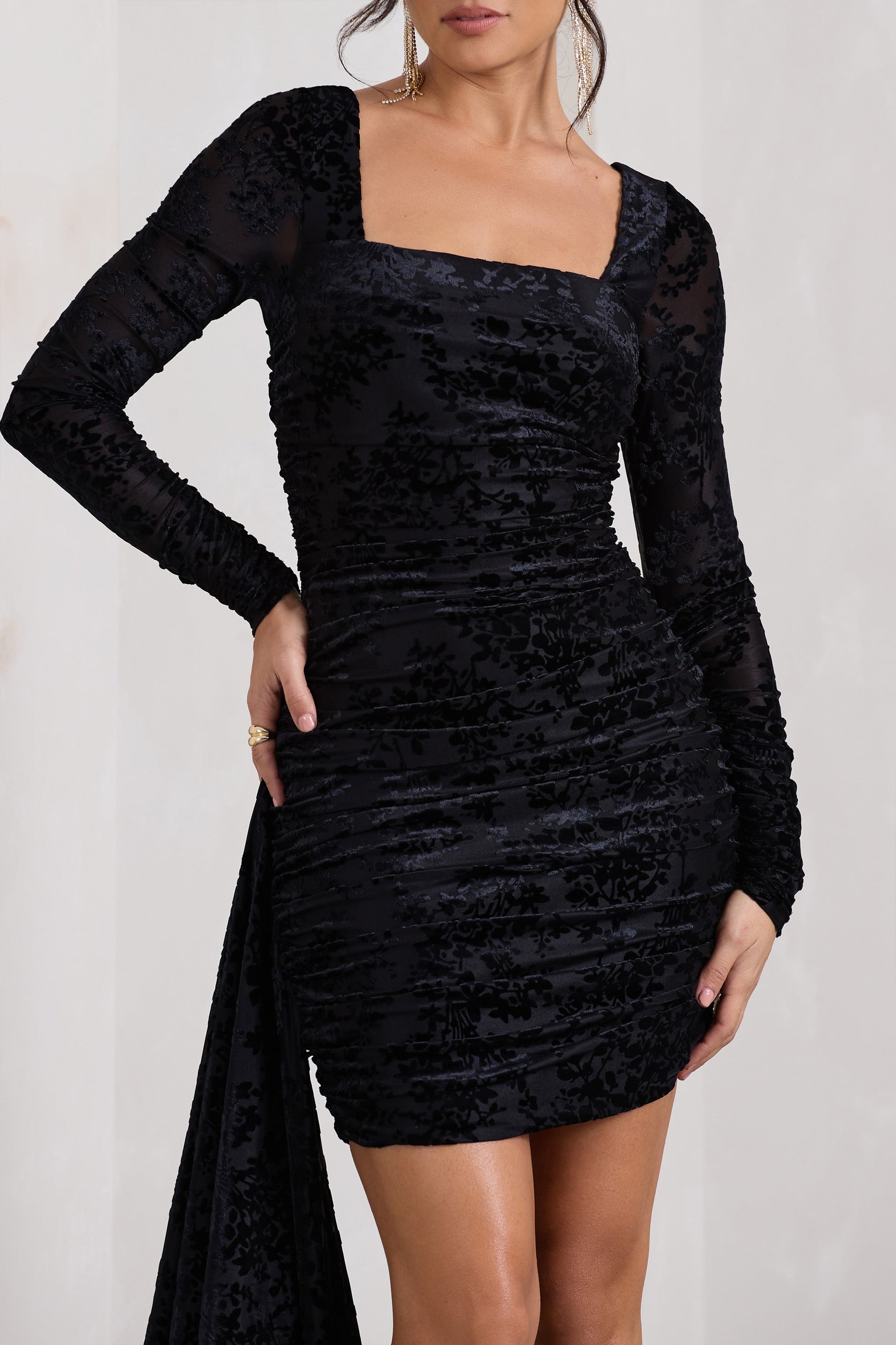Crimson Cut | Vestido corto ajustado de terciopelo negro con mangas largas y volantes florales