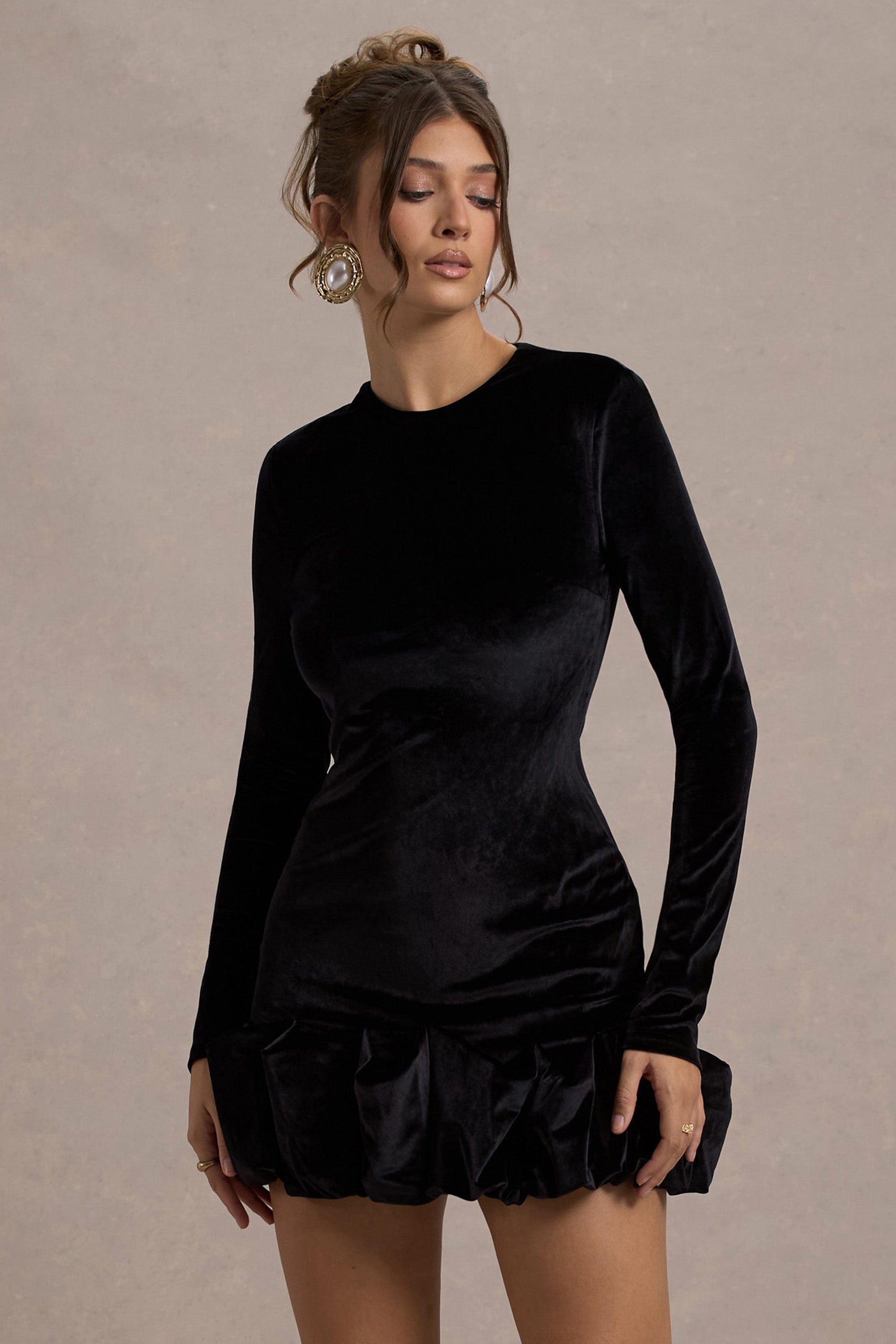 Claudine | Vestido Corto de Terciopelo Negro con Mangas Largas y Volantes