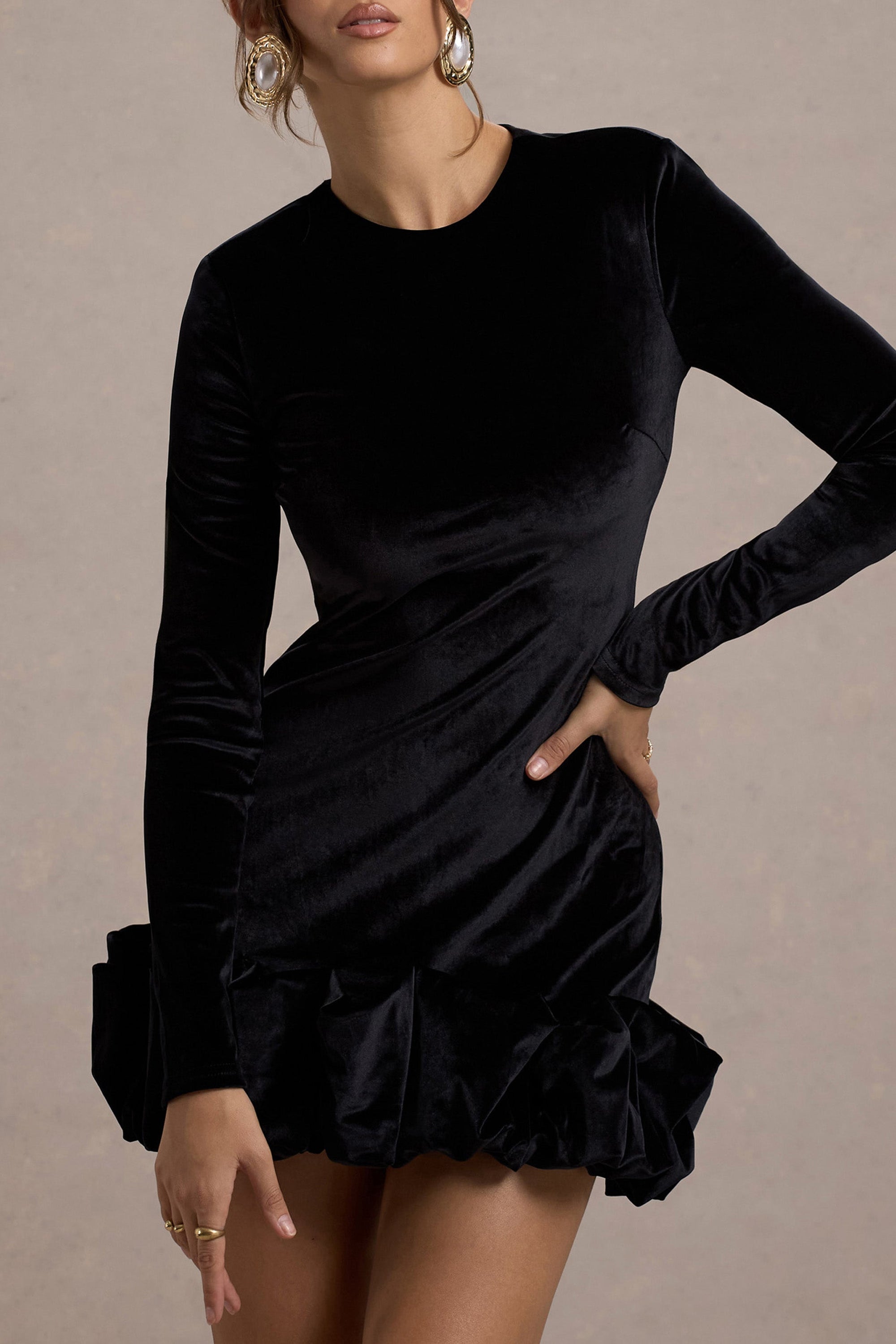 Claudine | Vestido Corto de Terciopelo Negro con Mangas Largas y Volantes