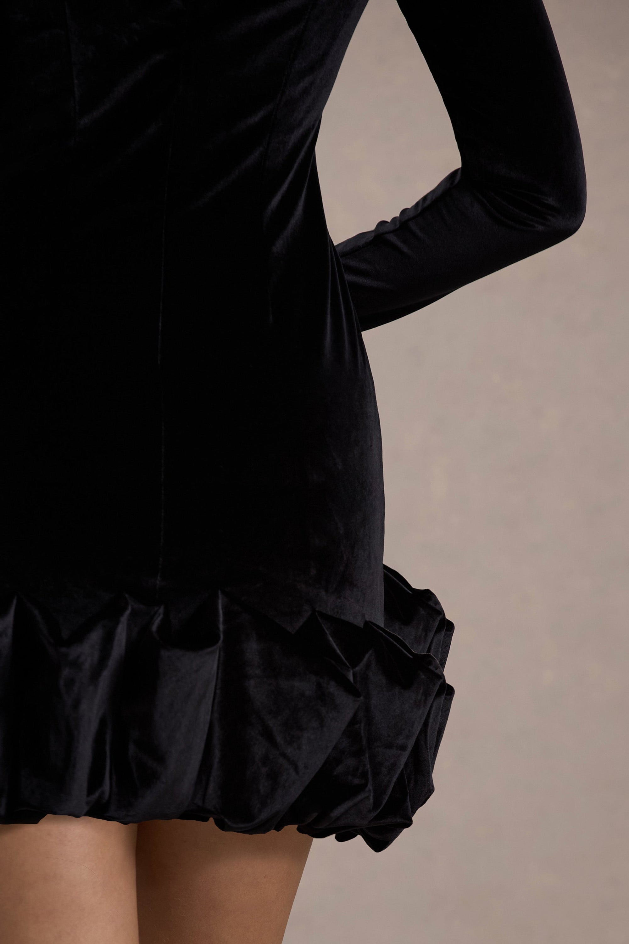 Claudine | Vestido Corto de Terciopelo Negro con Mangas Largas y Volantes