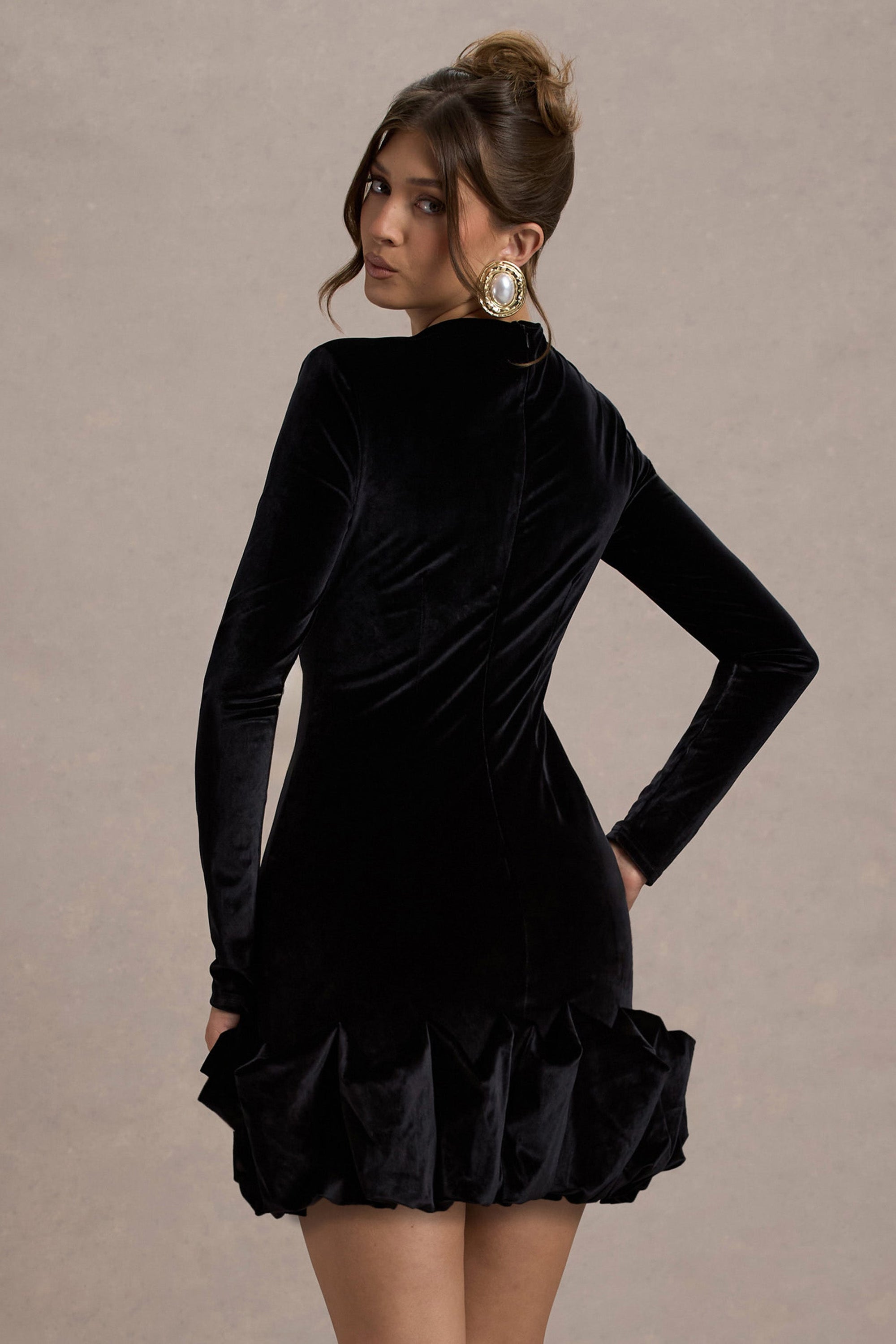 Claudine | Vestido Corto de Terciopelo Negro con Mangas Largas y Volantes