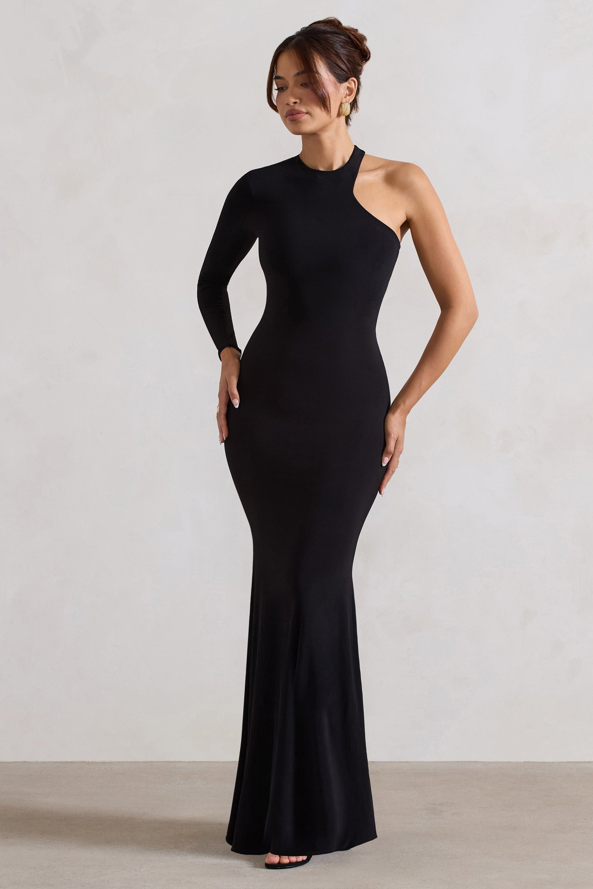 Tyra | Vestido largo negro con escote asimétrico y detalle de espalda descubierta