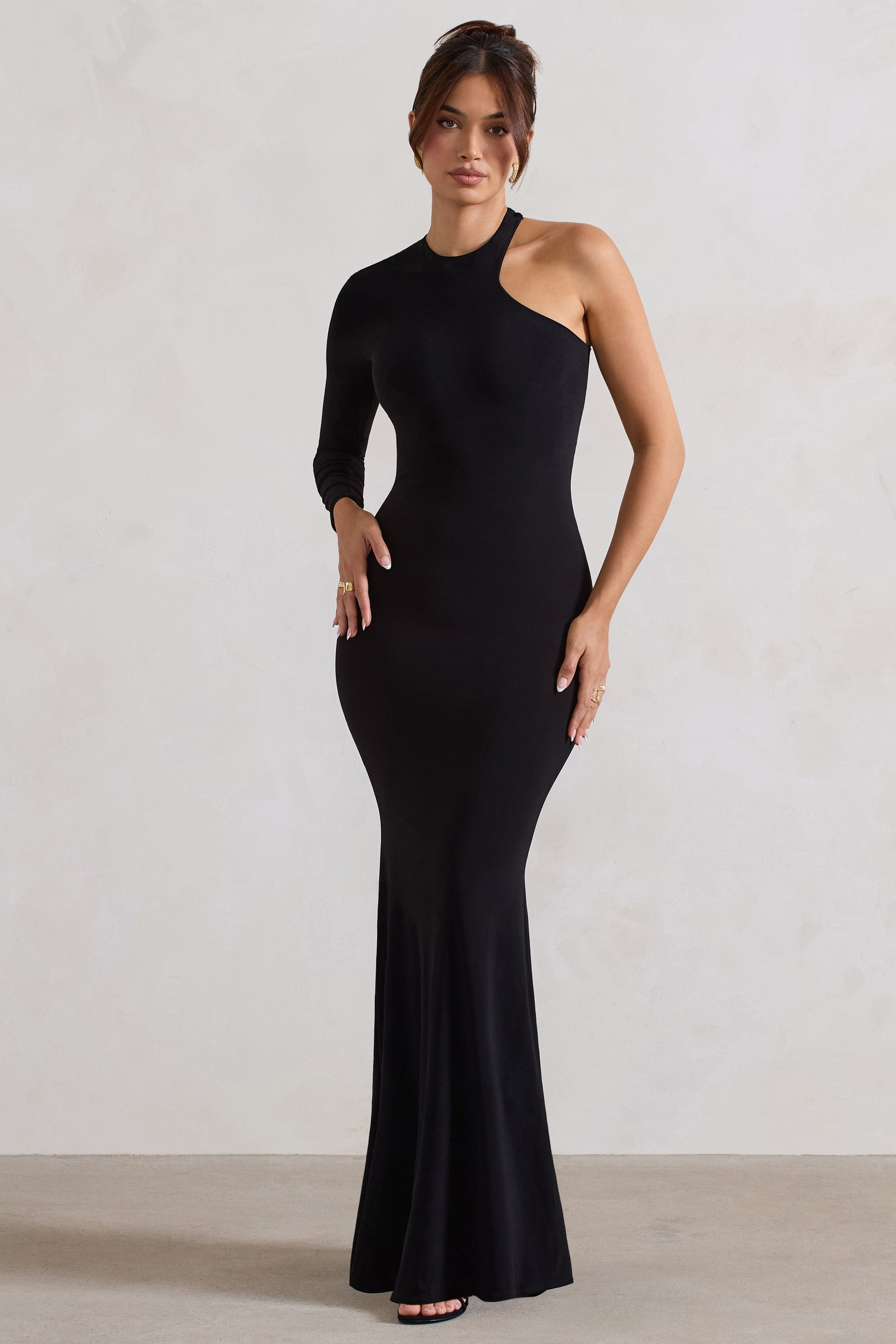 Tyra | Vestido largo negro con escote asimétrico y detalle de espalda descubierta