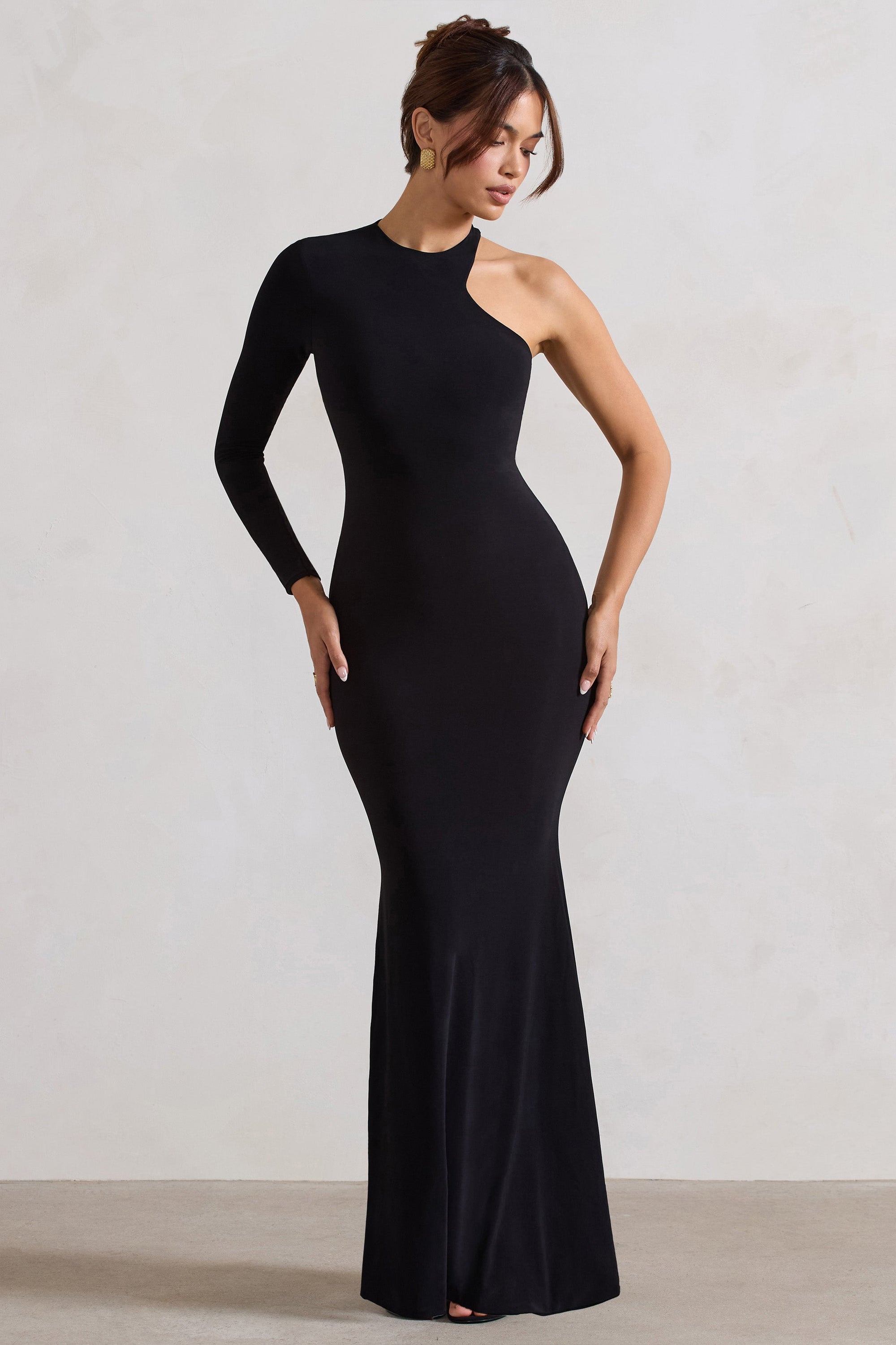 Tyra | Vestido largo negro con escote asimétrico y detalle de espalda descubierta