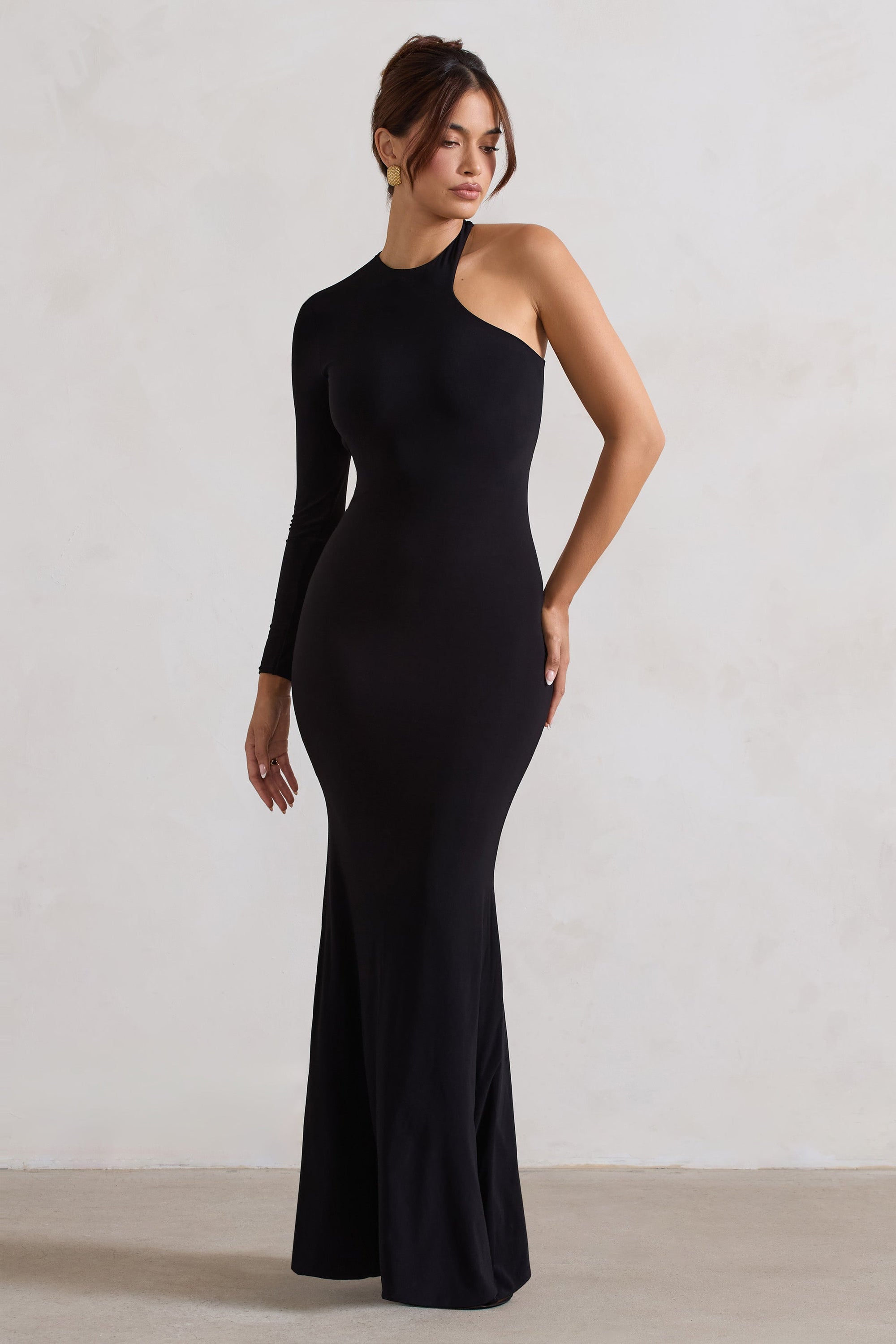 Tyra | Vestido largo negro con escote asimétrico y detalle de espalda descubierta