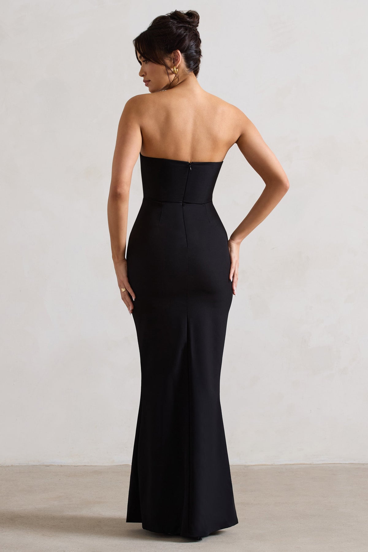 Enticed | Vestido Largo negro con escote en V y flores
