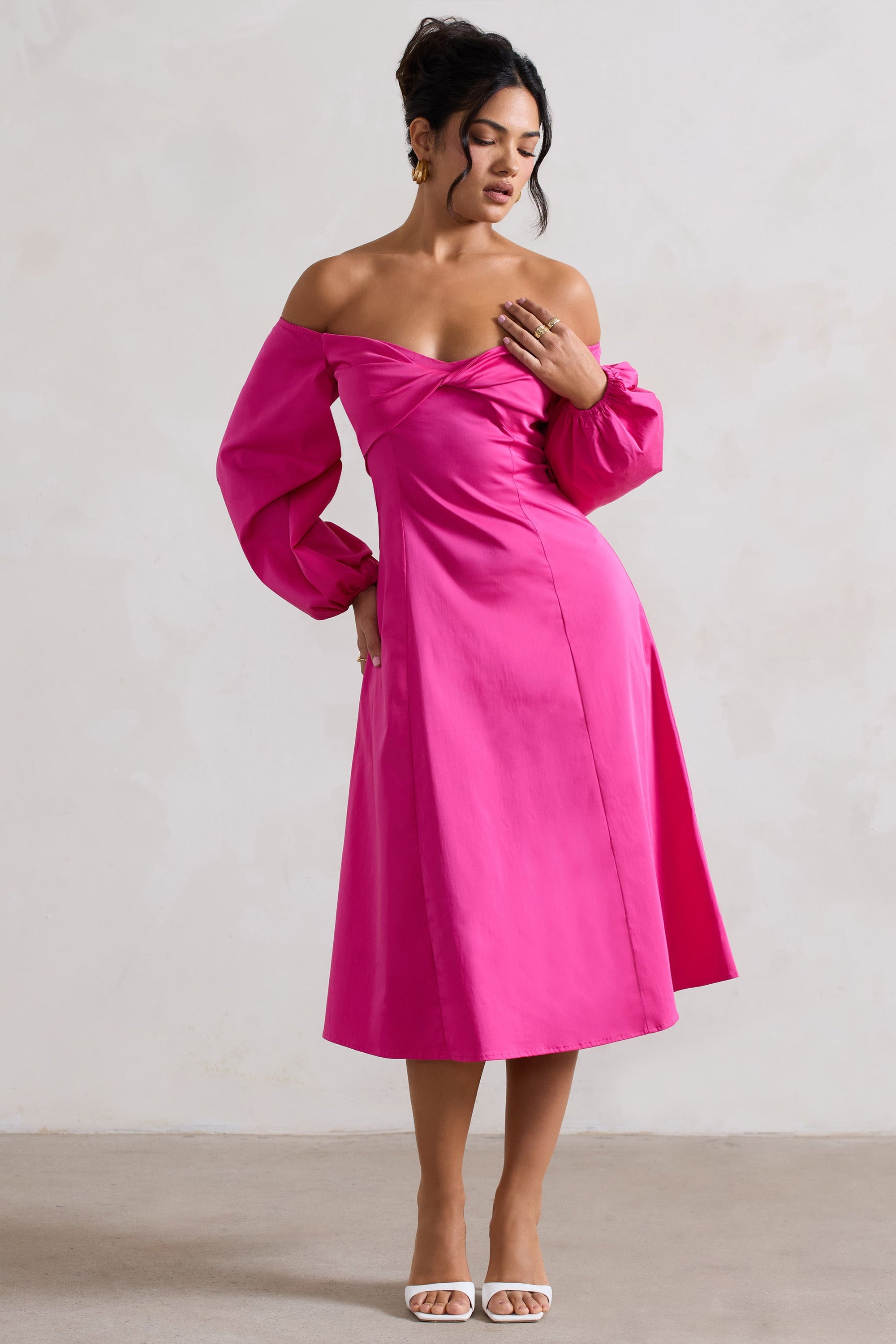 Santino | Vestido midi con mangas abullonadas y escote Bardot retorcido en color ciruela brillante