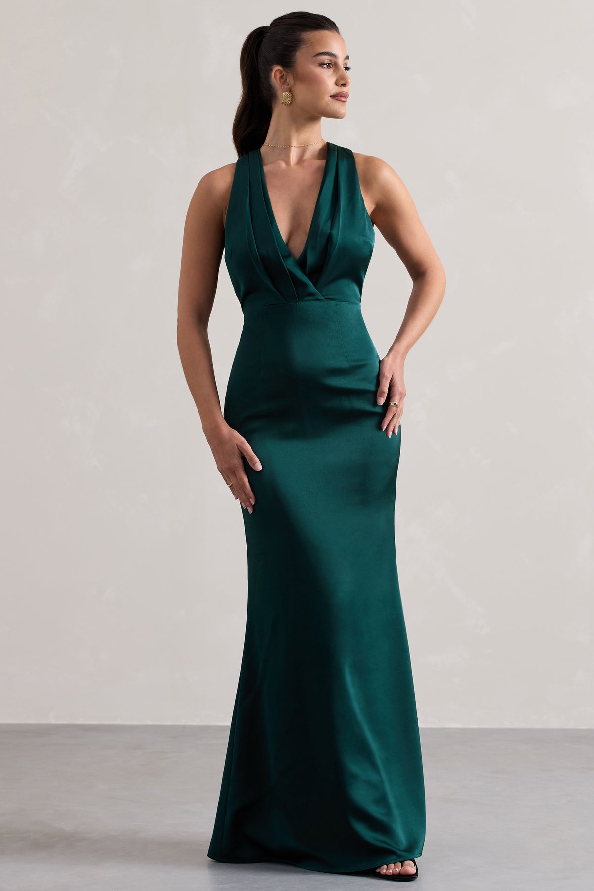 Tiffany | Vestido largo de satén verde botella con escote profundo