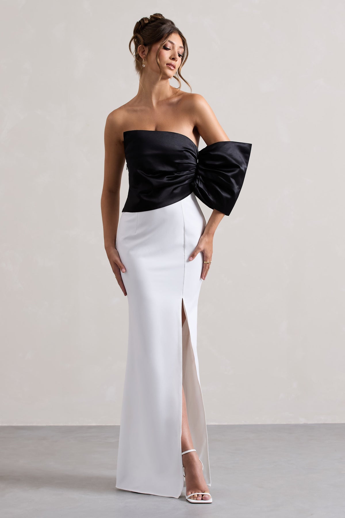 Envision | Vestido largo blanco y negro con una manga drapeada y abertura