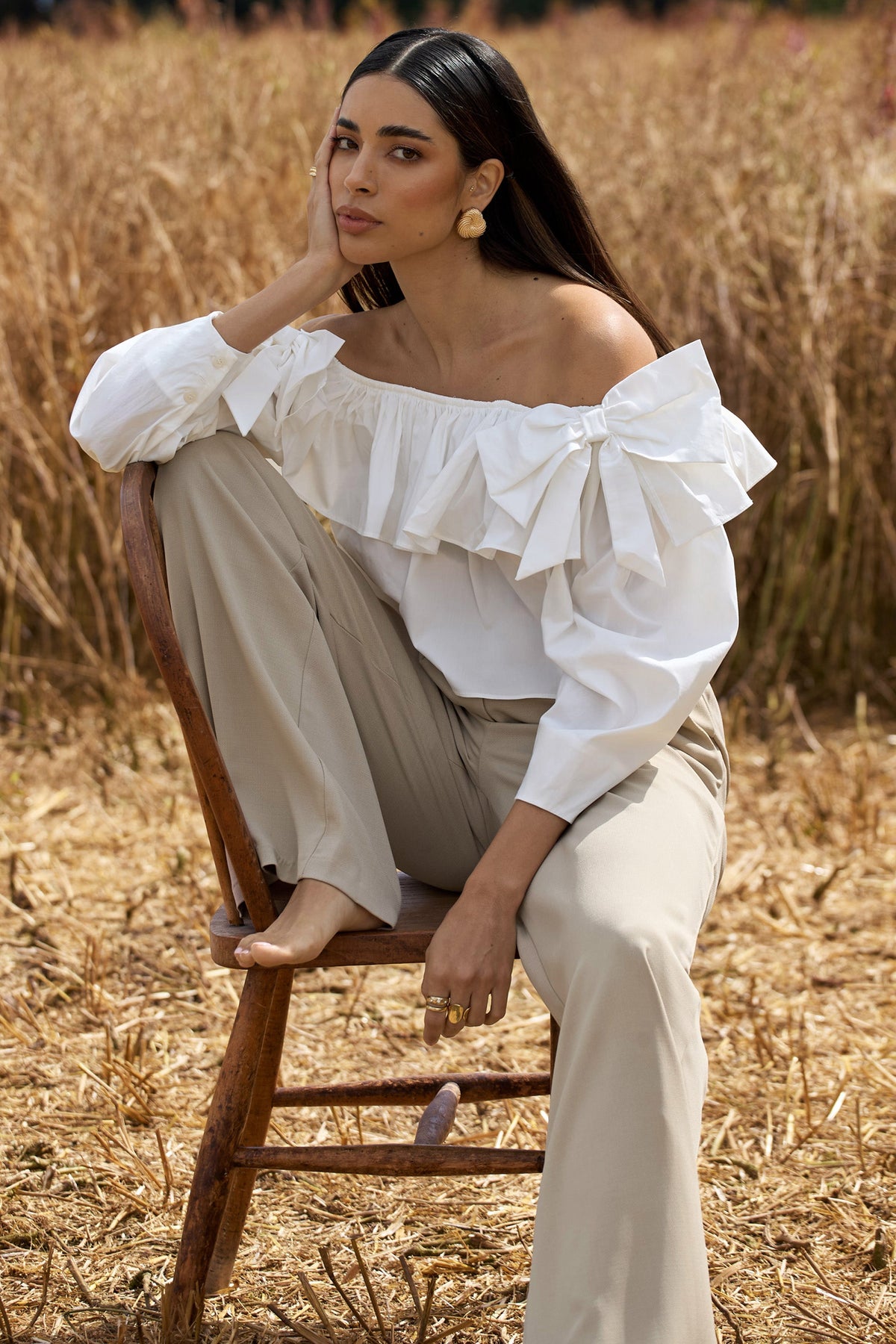 Cove | Blusa Bardot Blanca con Mangas Abullonadas, Volantes y Lazos