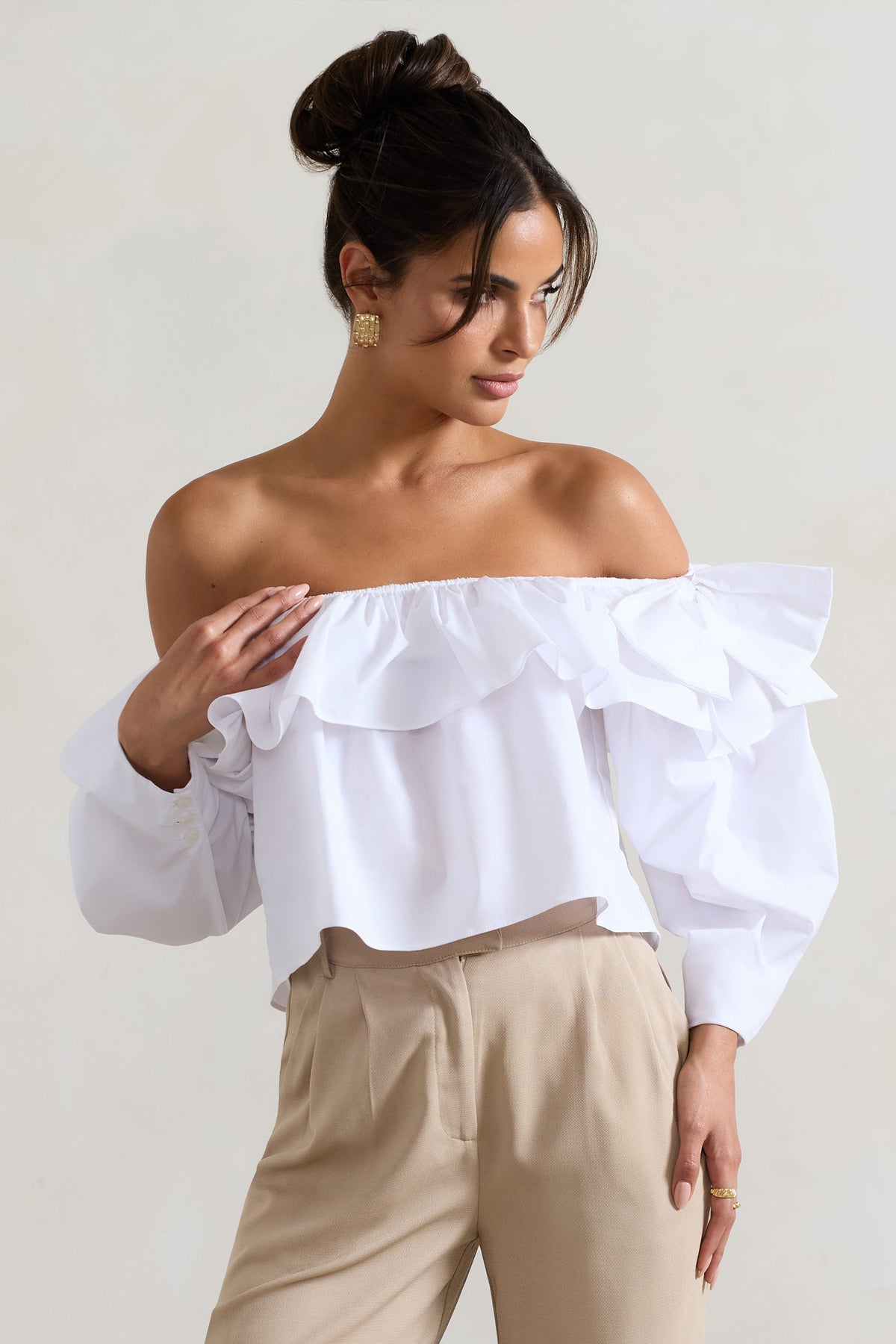 Cove | Blusa Bardot Blanca con Mangas Abullonadas, Volantes y Lazos