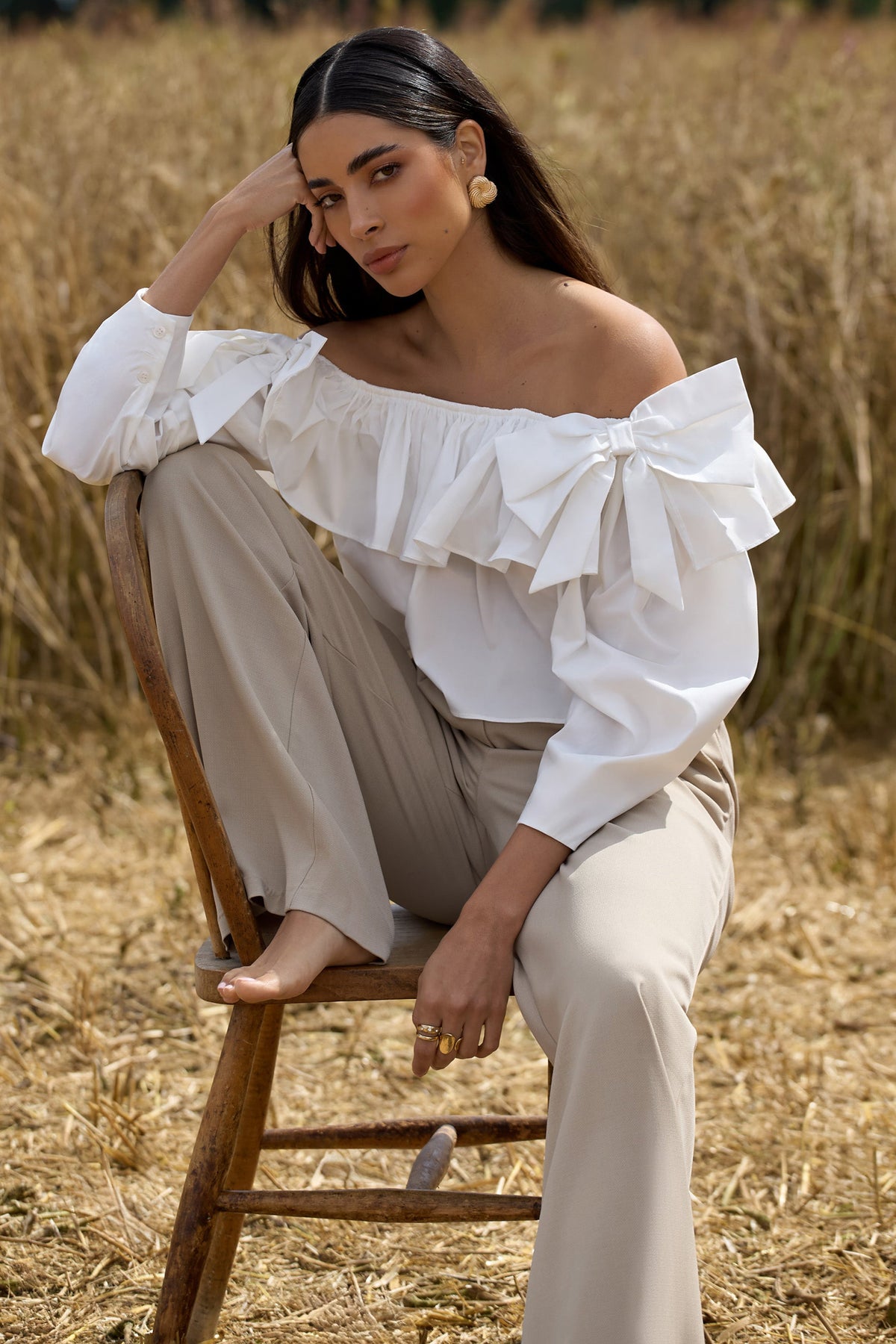 Cove | Blusa Bardot Blanca con Mangas Abullonadas, Volantes y Lazos