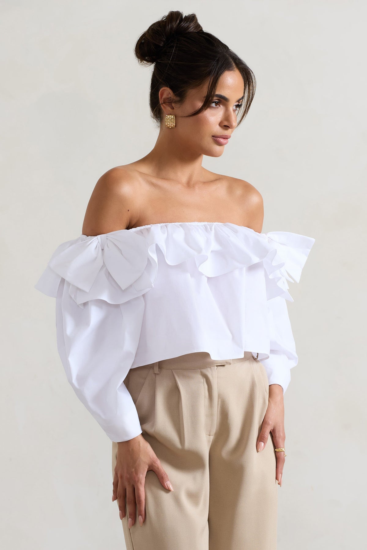 Cove | Blusa Bardot Blanca con Mangas Abullonadas, Volantes y Lazos