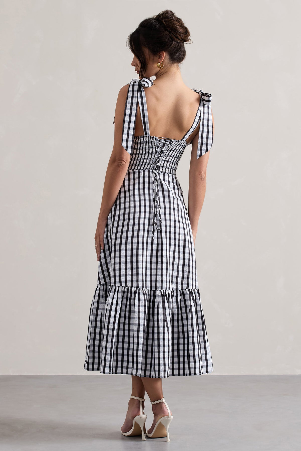 Brighton | Vestido midi con abertura y escote corazón en cuadros blancos y negros