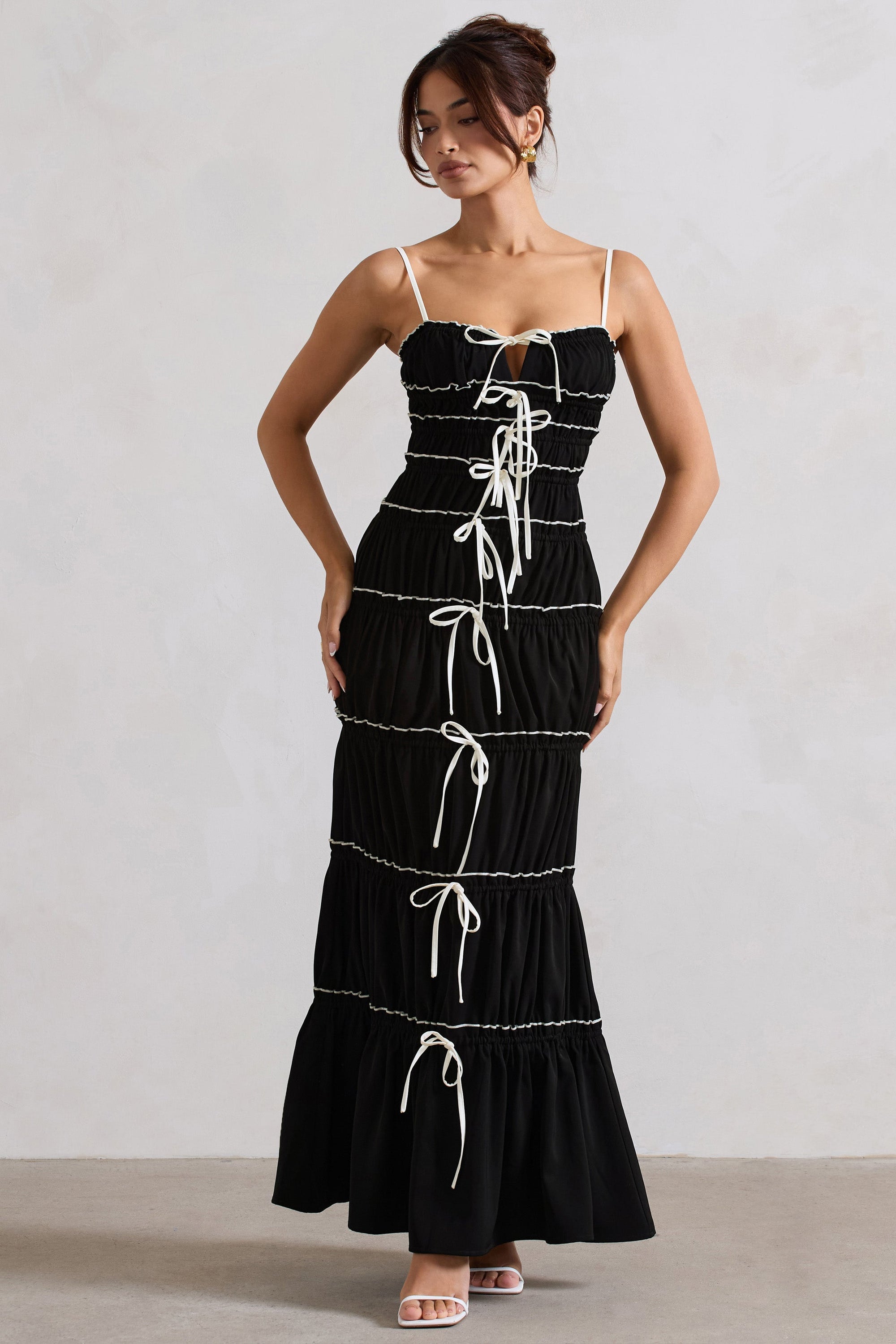 Summer Breeze | Vestido largo fruncido con tiras y capas en negro