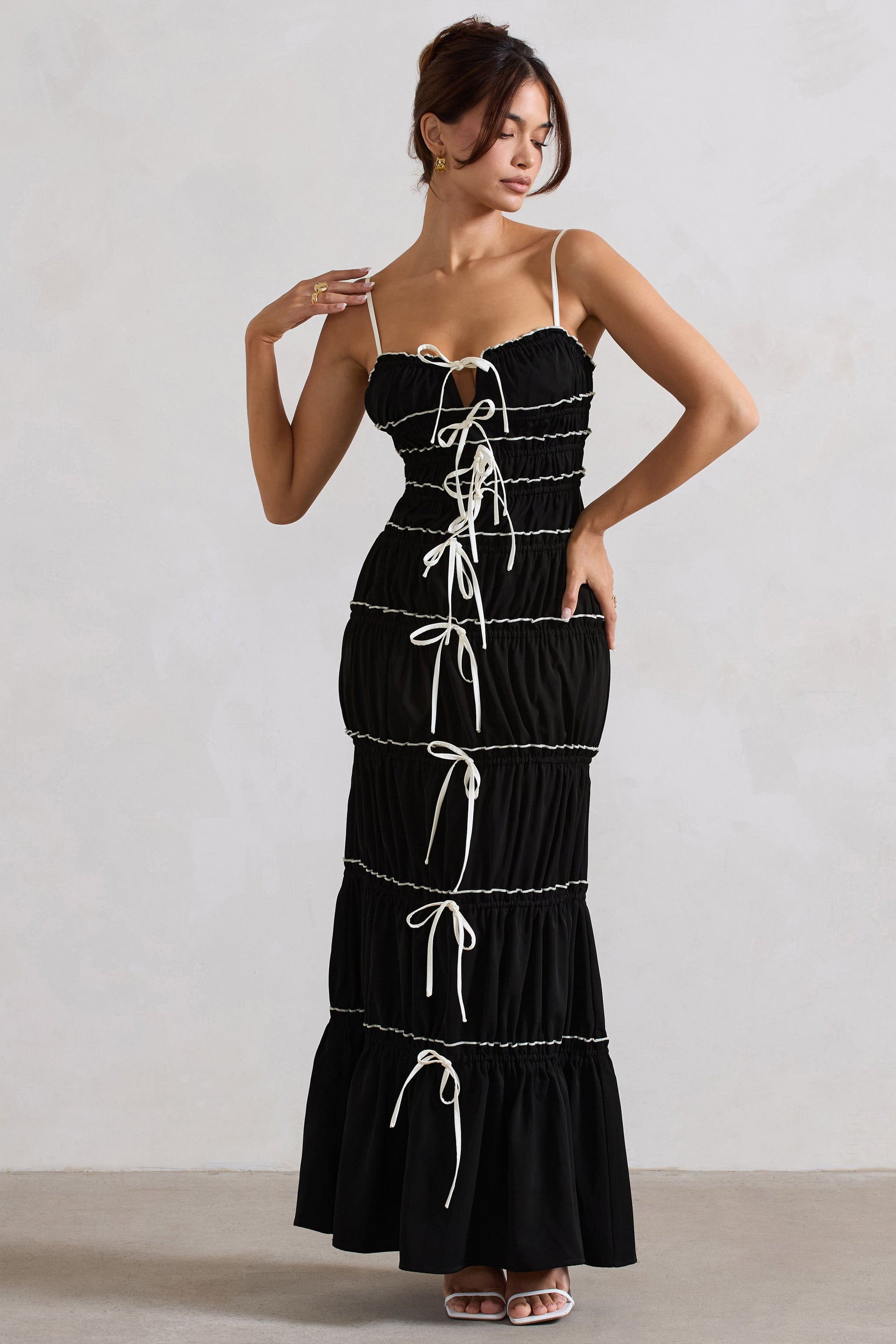 Summer Breeze | Vestido largo fruncido con tiras y capas en negro