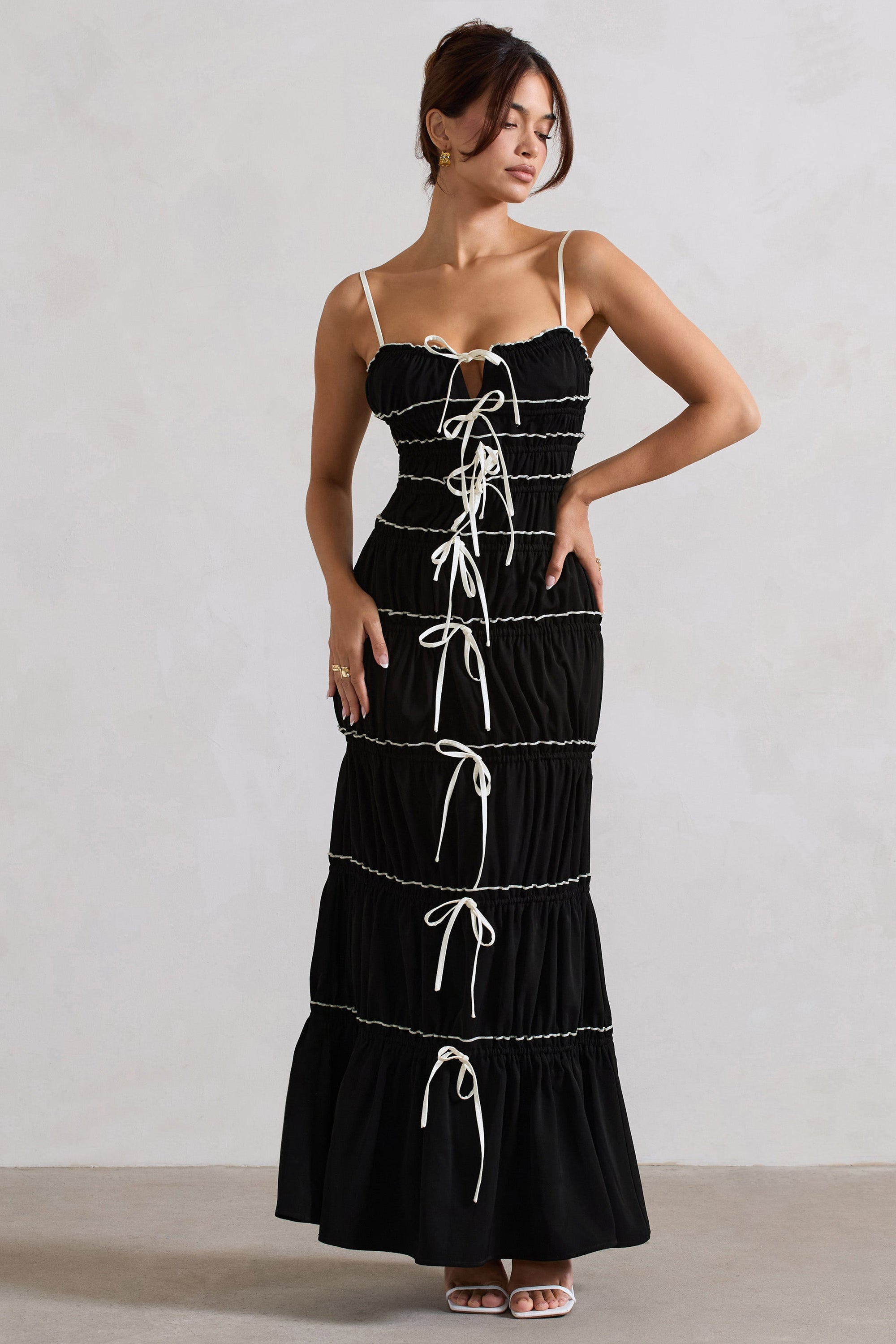 Summer Breeze | Vestido largo fruncido con tiras y capas en negro