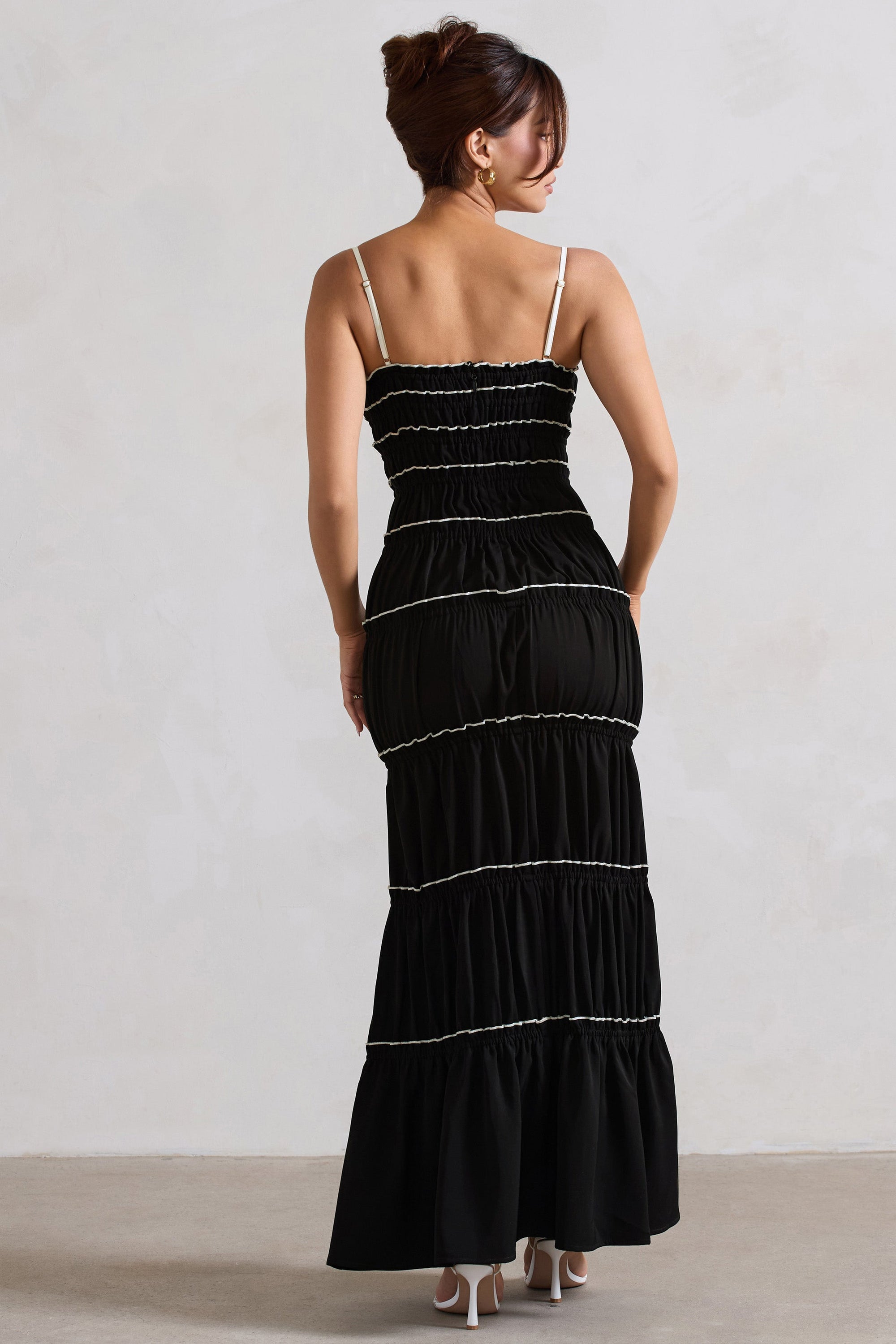 Summer Breeze | Vestido largo fruncido con tiras y capas en negro