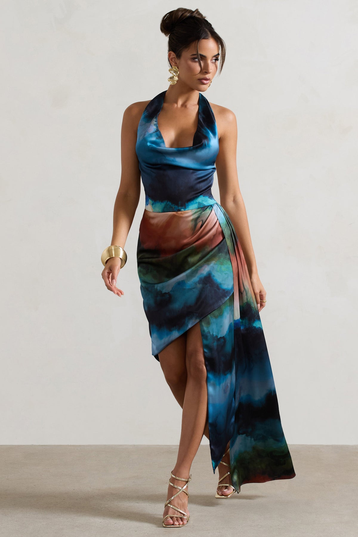 Bali | Vestido Midi de Satén con estampado Azul con Cuello Halter y plieges