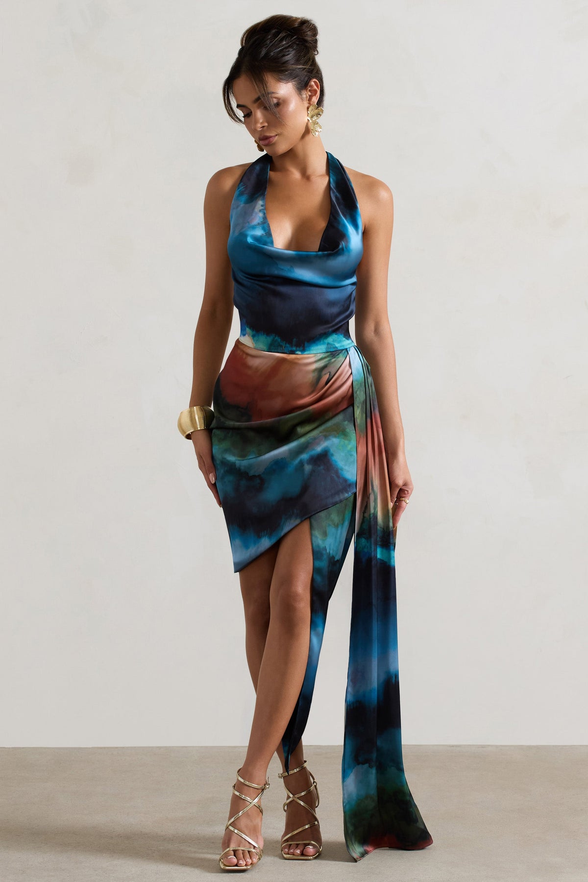 Bali | Vestido Midi de Satén con estampado Azul con Cuello Halter y plieges