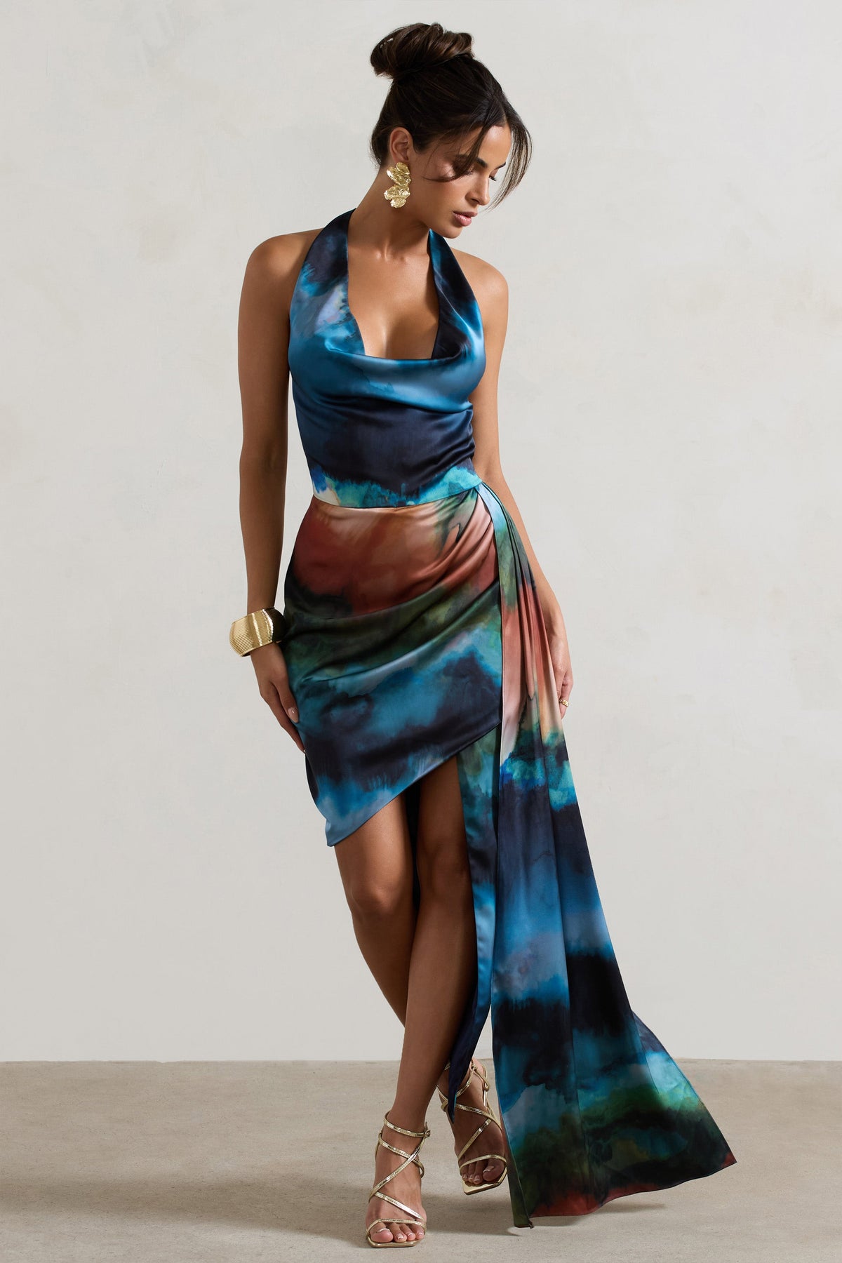 Bali | Vestido Midi de Satén con estampado Azul con Cuello Halter y plieges
