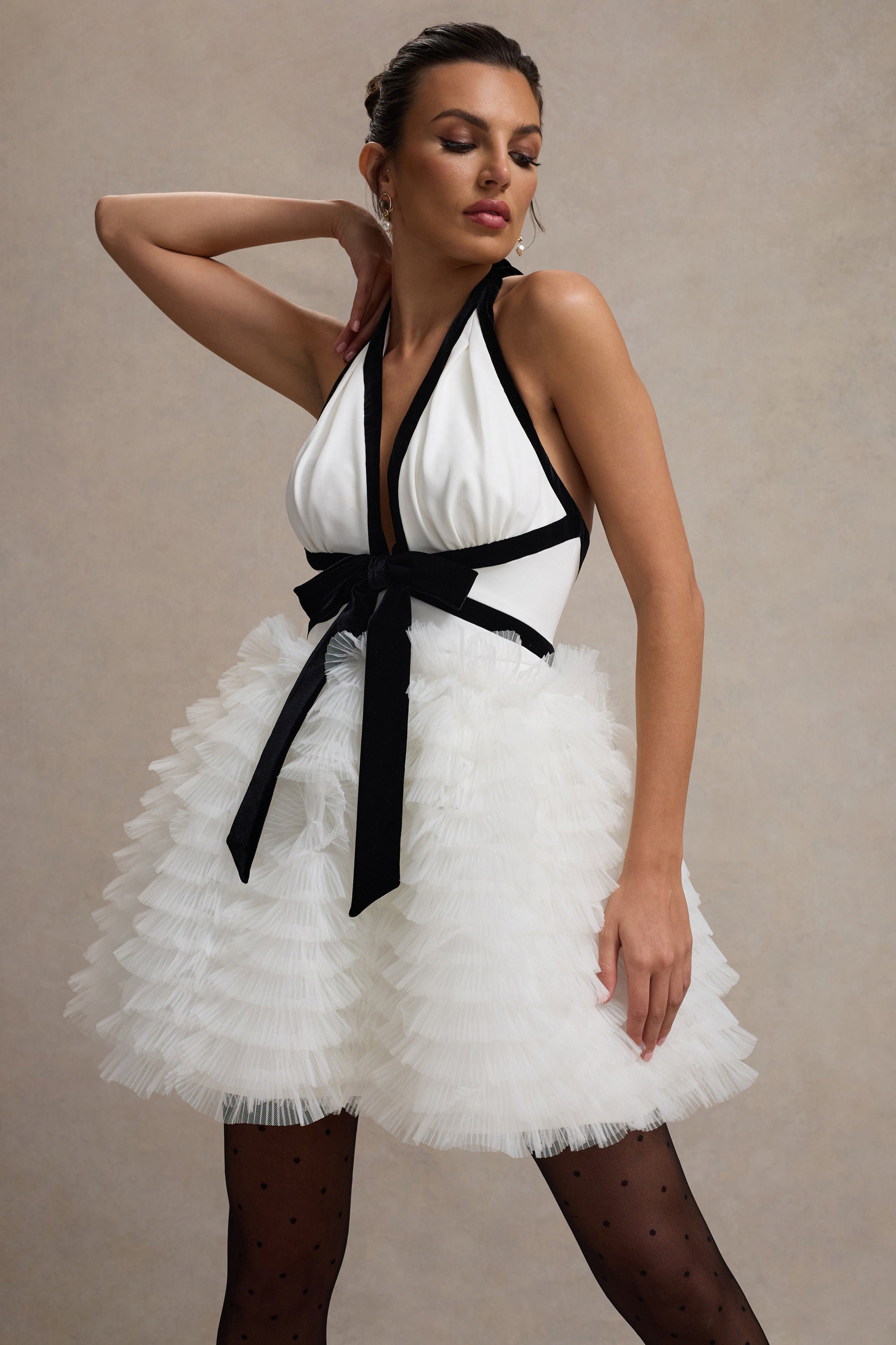 Eclair | Vestido Corto Escotado en Blanco y Negro con Falda de Tul