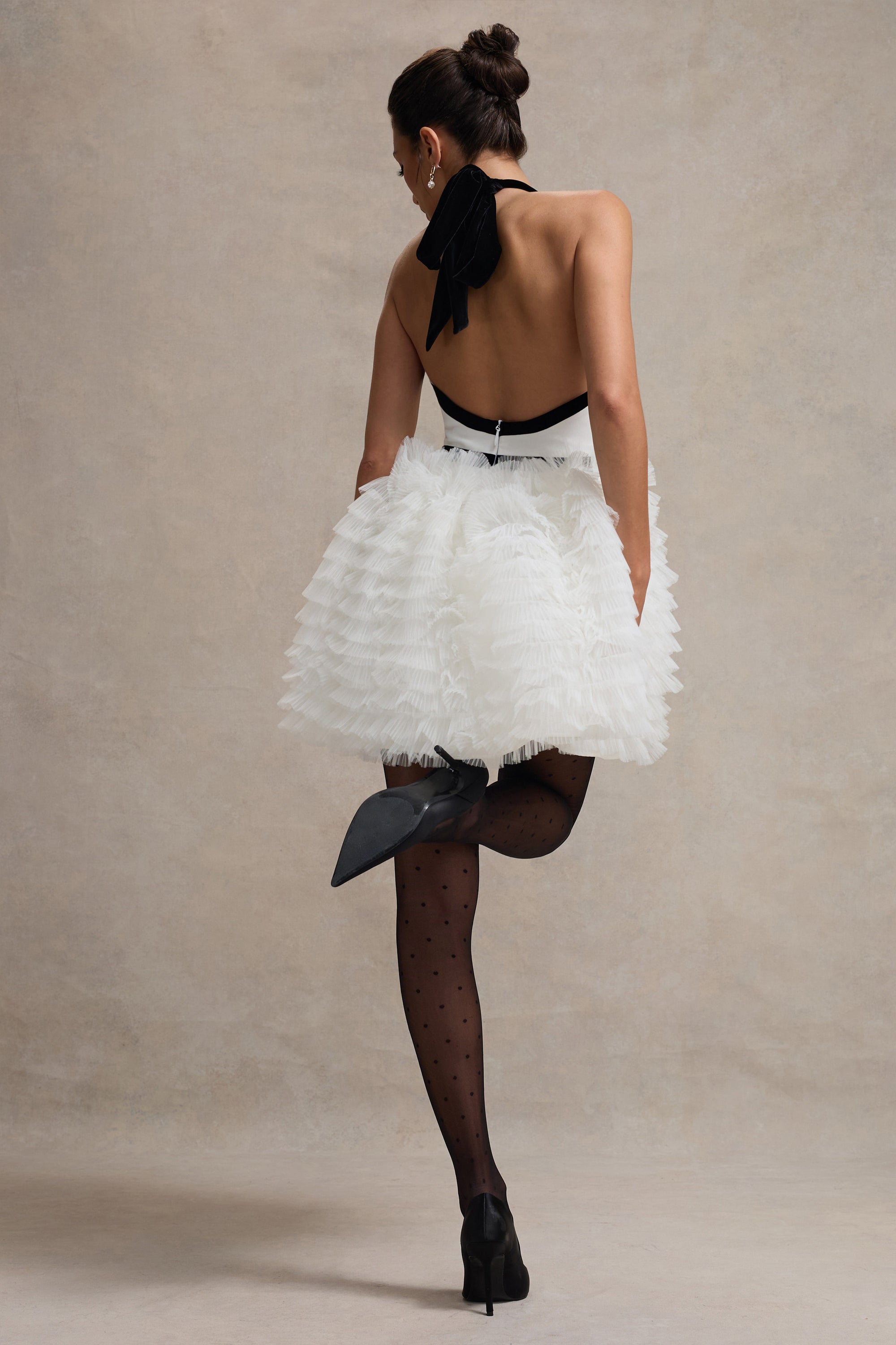 Eclair | Vestido Corto Escotado en Blanco y Negro con Falda de Tul
