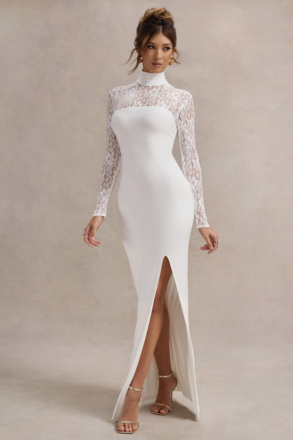 Arden | Vestido Largo blanco con escote alto, abertura y mangas de encaje