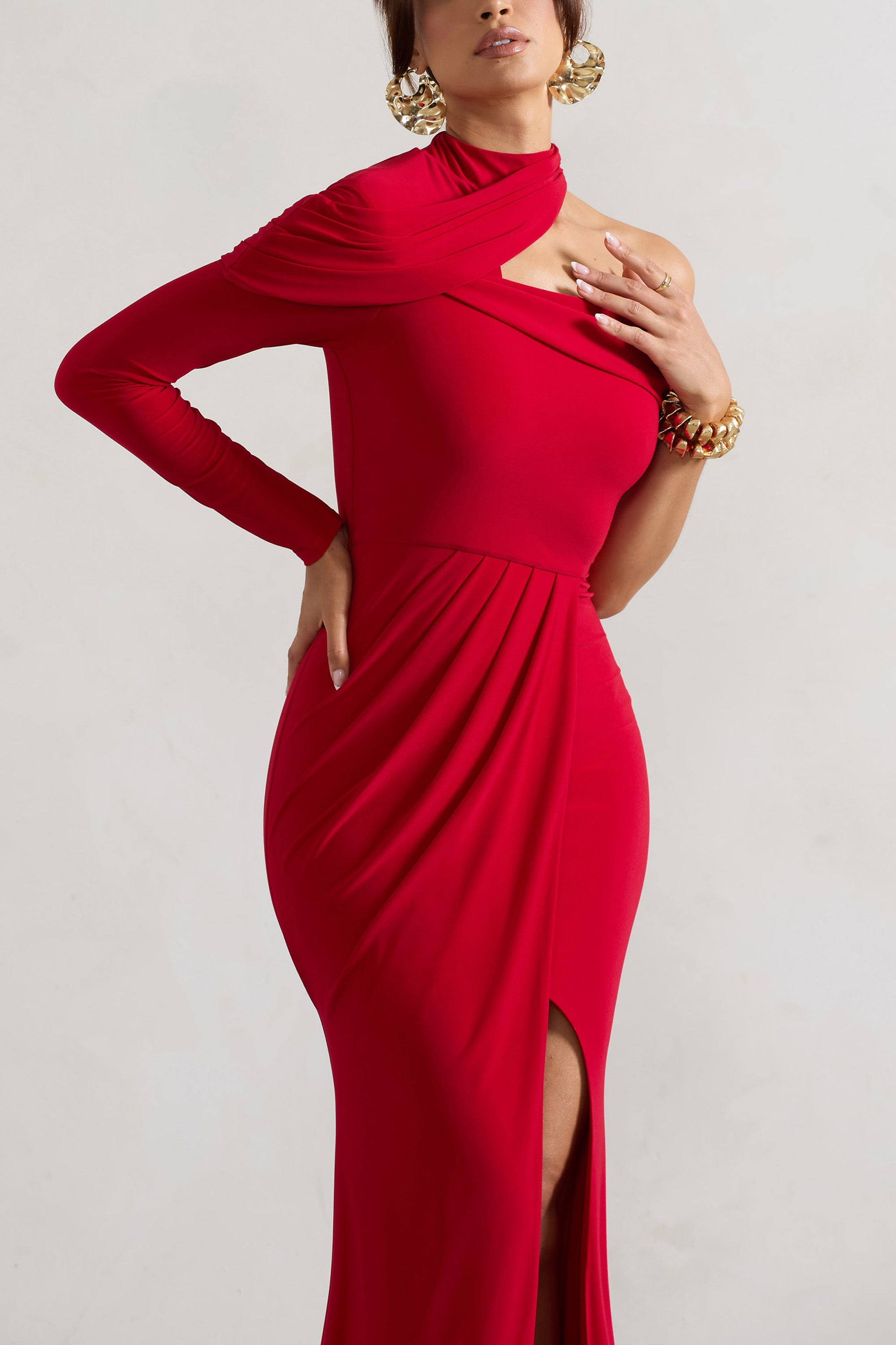 Tyla | Vestido largo asimétrico rojo con abertura y cuello alto