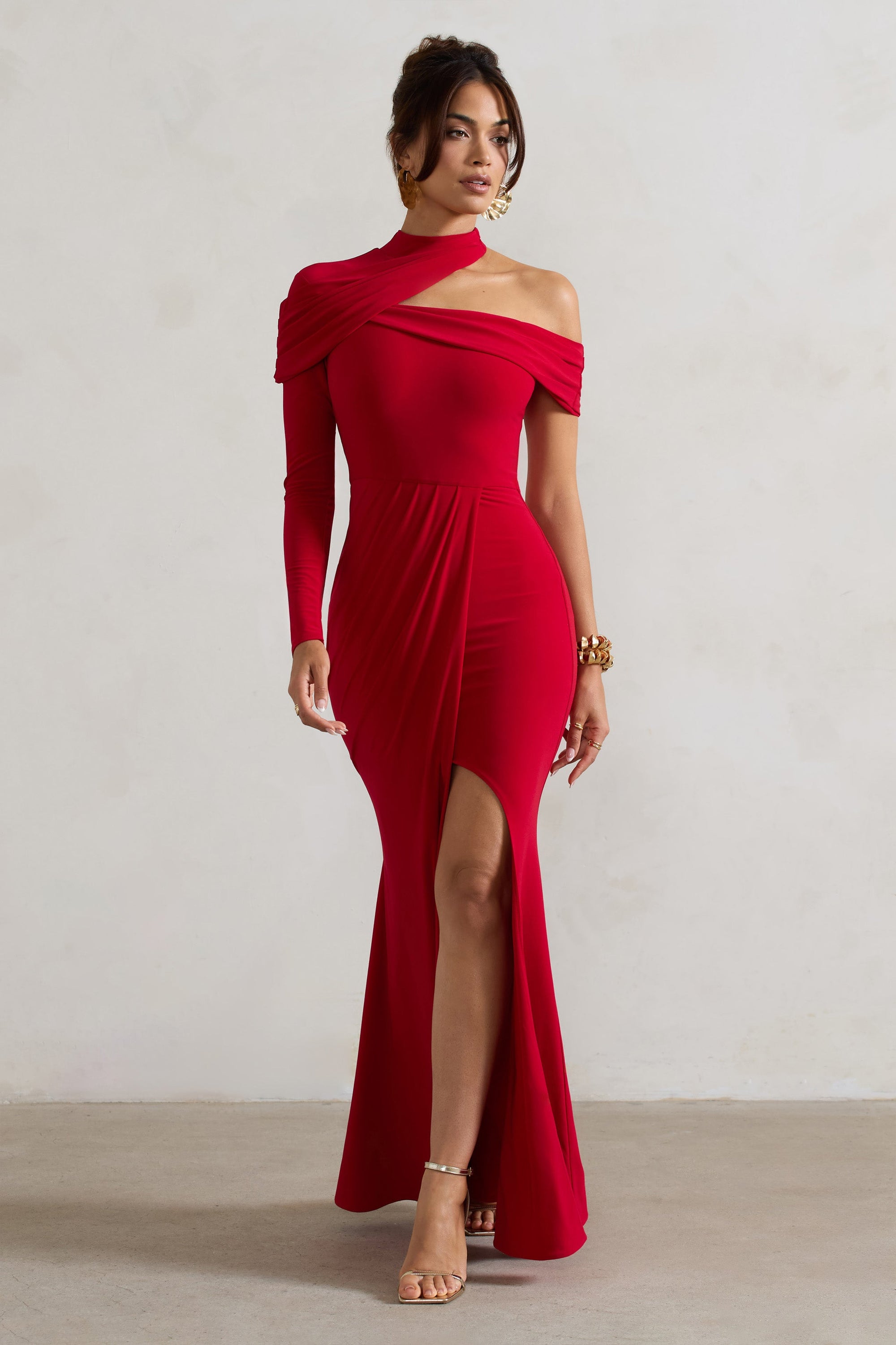 Tyla | Vestido largo asimétrico rojo con abertura y cuello alto