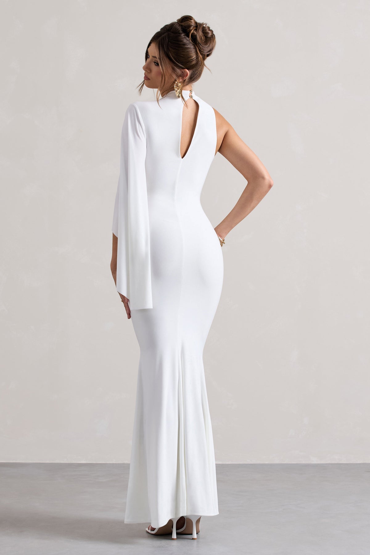 Samaya | Vestido largo blanco con cuello alto y mangas tipo capa