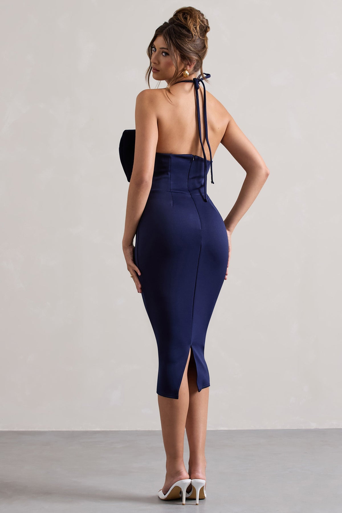 Carly | Vestido midi azul marino con cuello halter y lazo