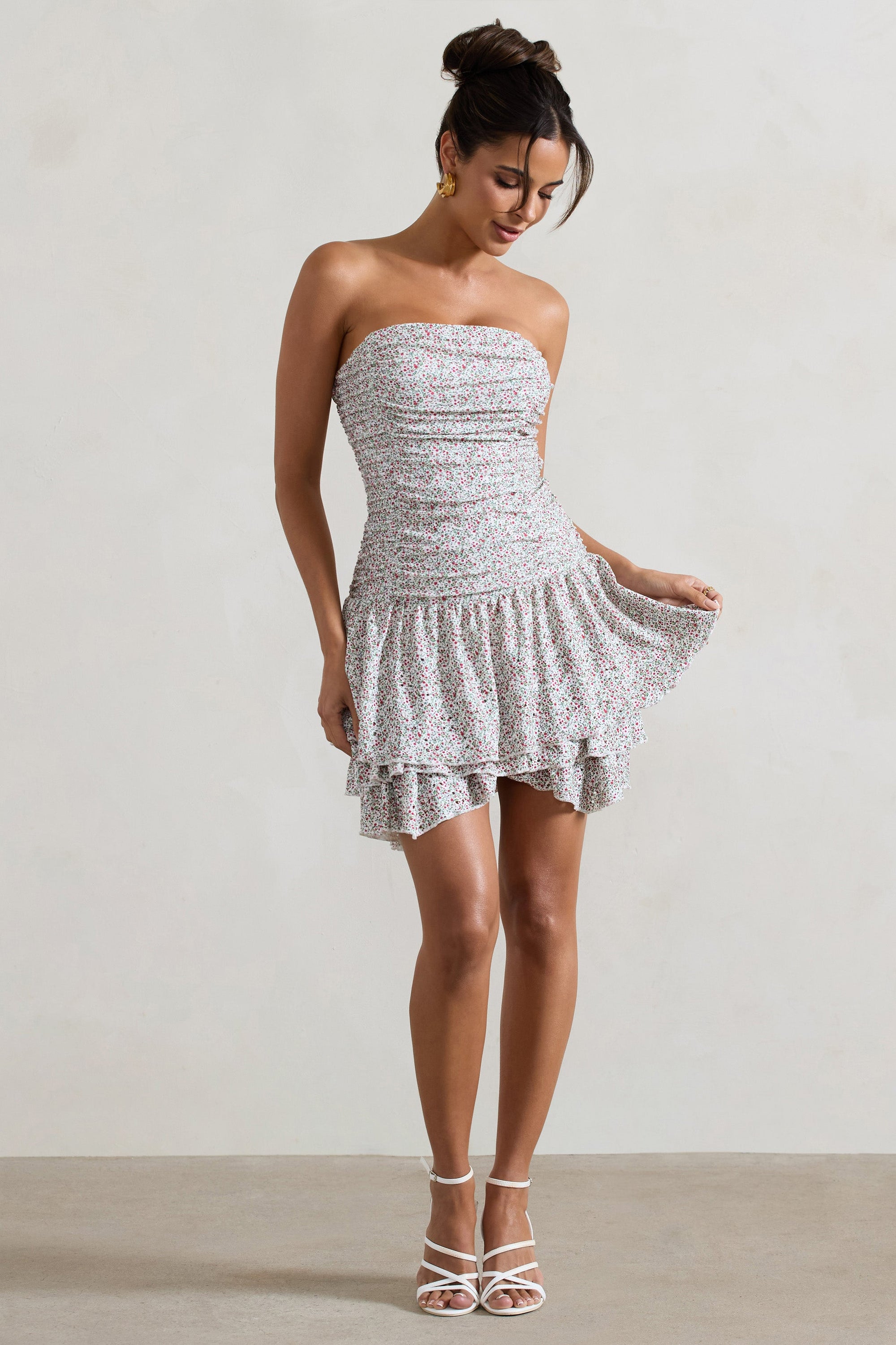 Casena | Vestido Corto Sin Tirantes Rojo y Blanco con Volante en el Bajo