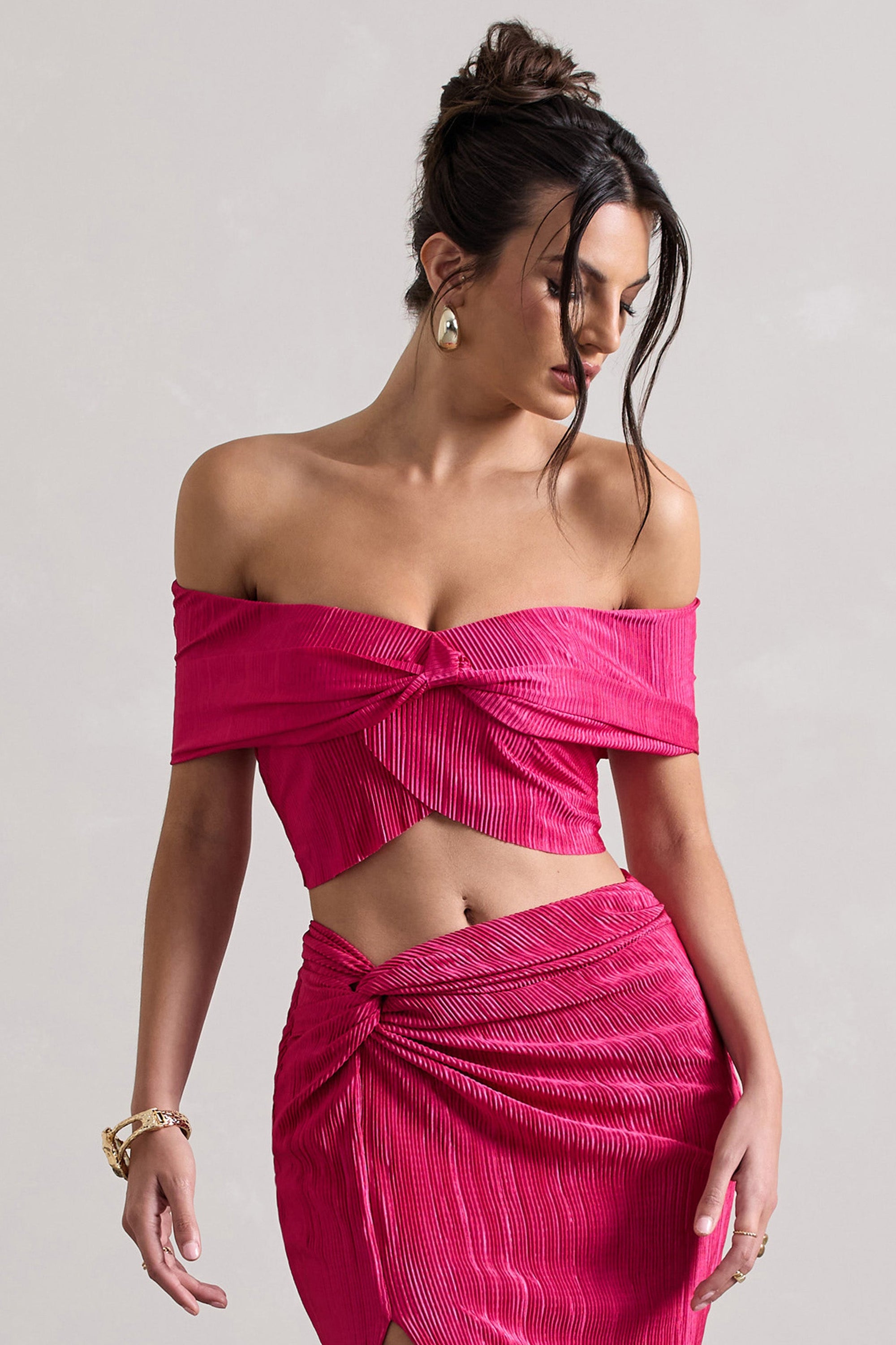 Seara | Top corto con escote bardot cruzado y plisado en rosa fucsia