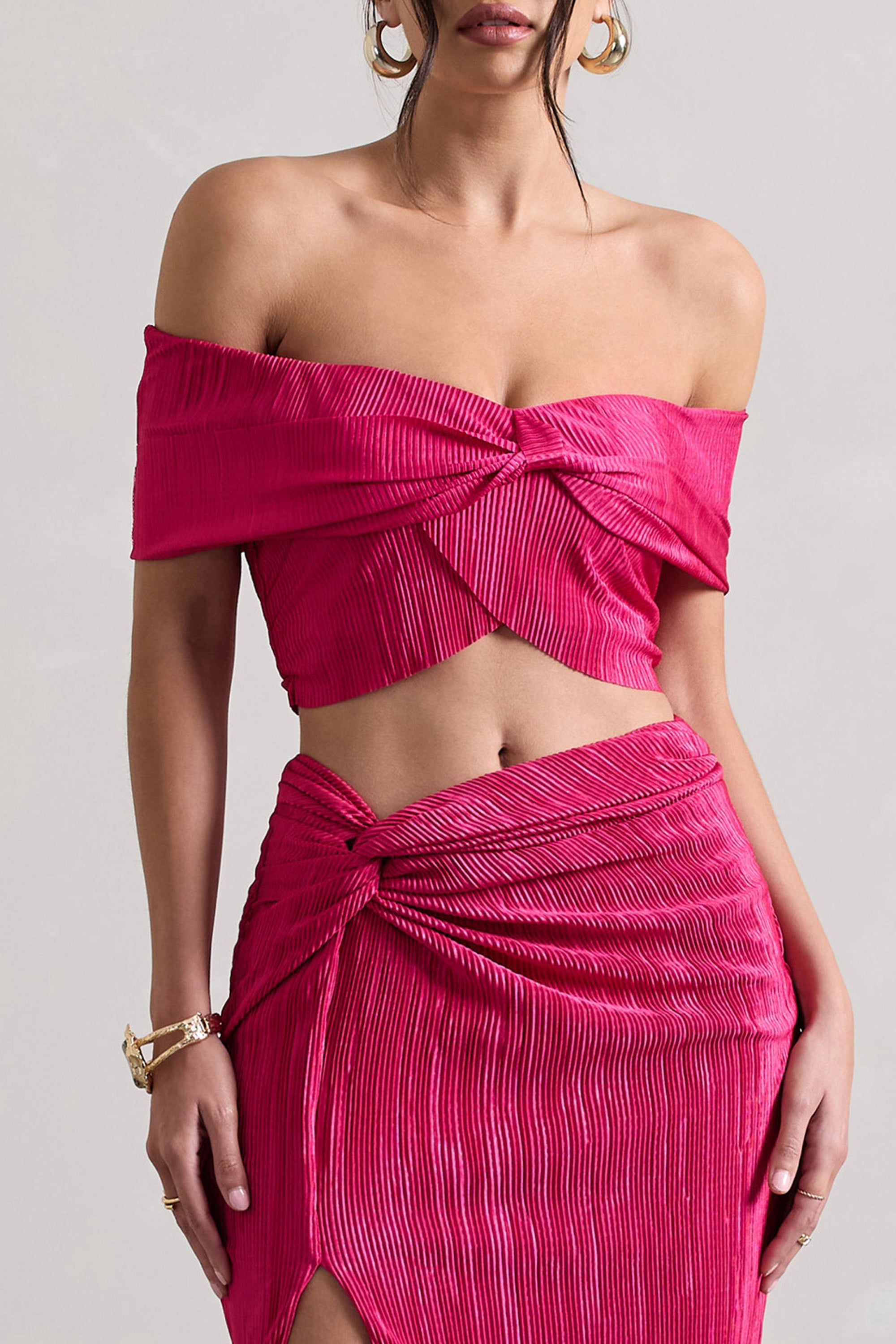 Seara | Top corto con escote bardot cruzado y plisado en rosa fucsia