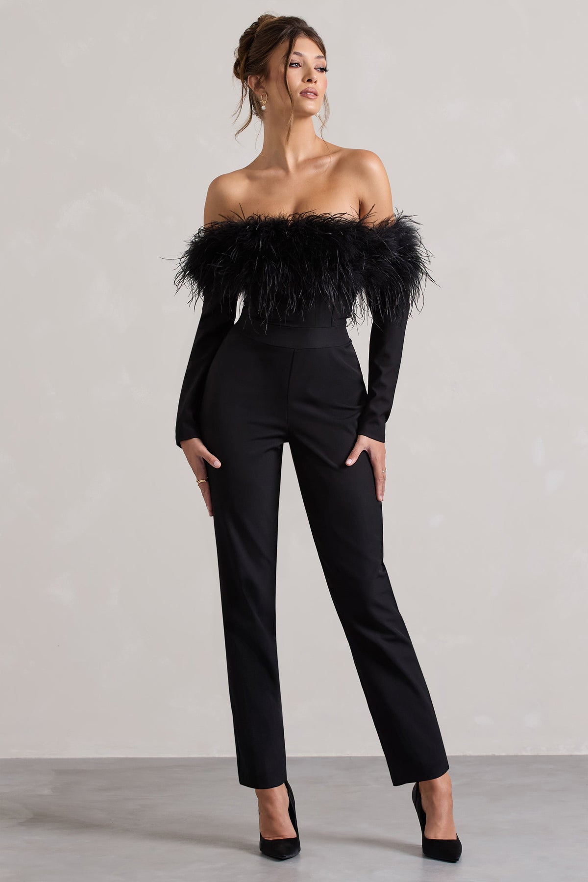 Ales | Mono escote Bardot con ribete de plumas de pierna recta en negro