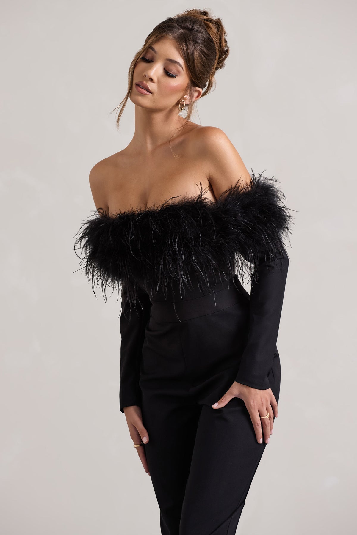 Ales | Mono escote Bardot con ribete de plumas de pierna recta en negro