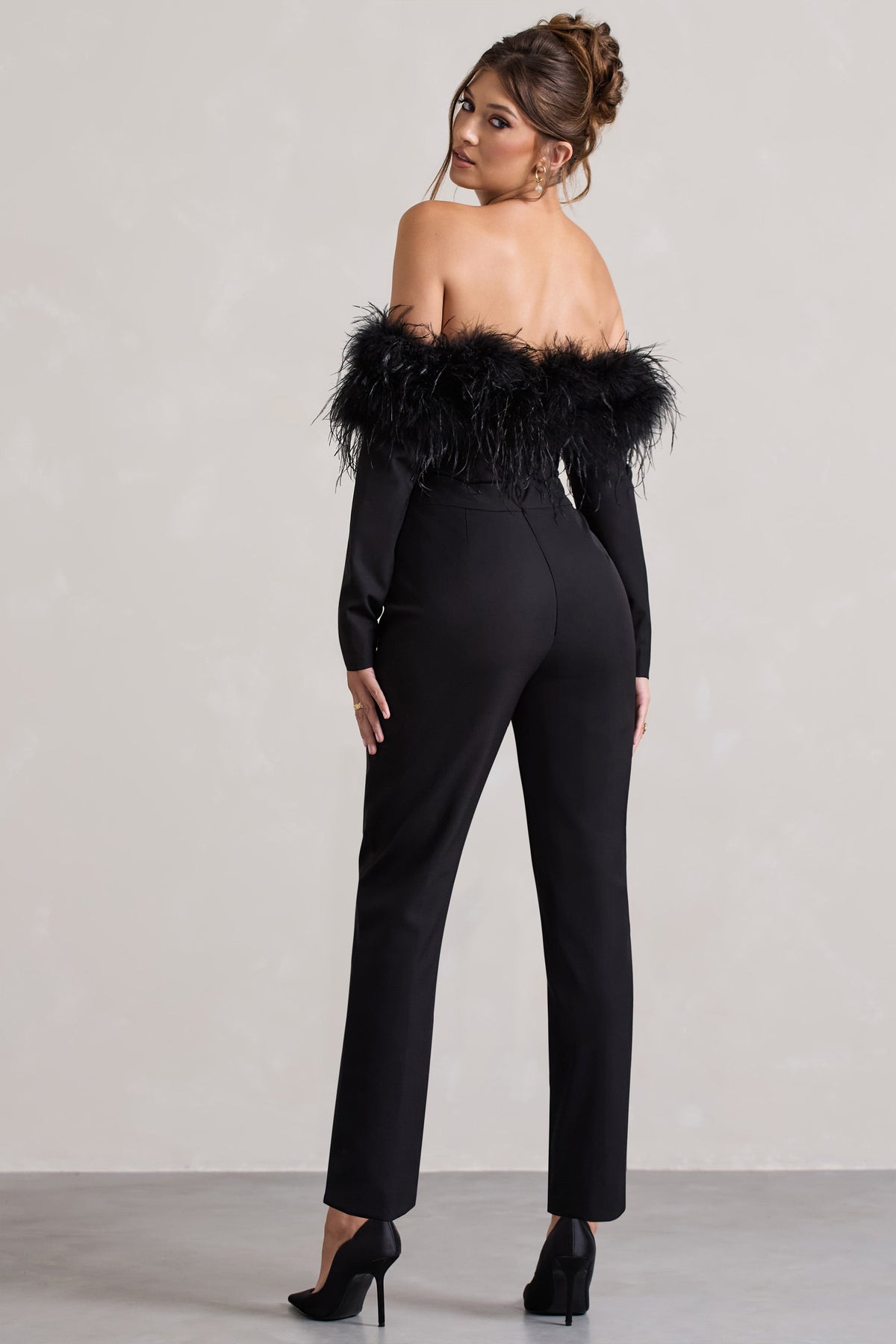 Ales | Mono escote Bardot con ribete de plumas de pierna recta en negro
