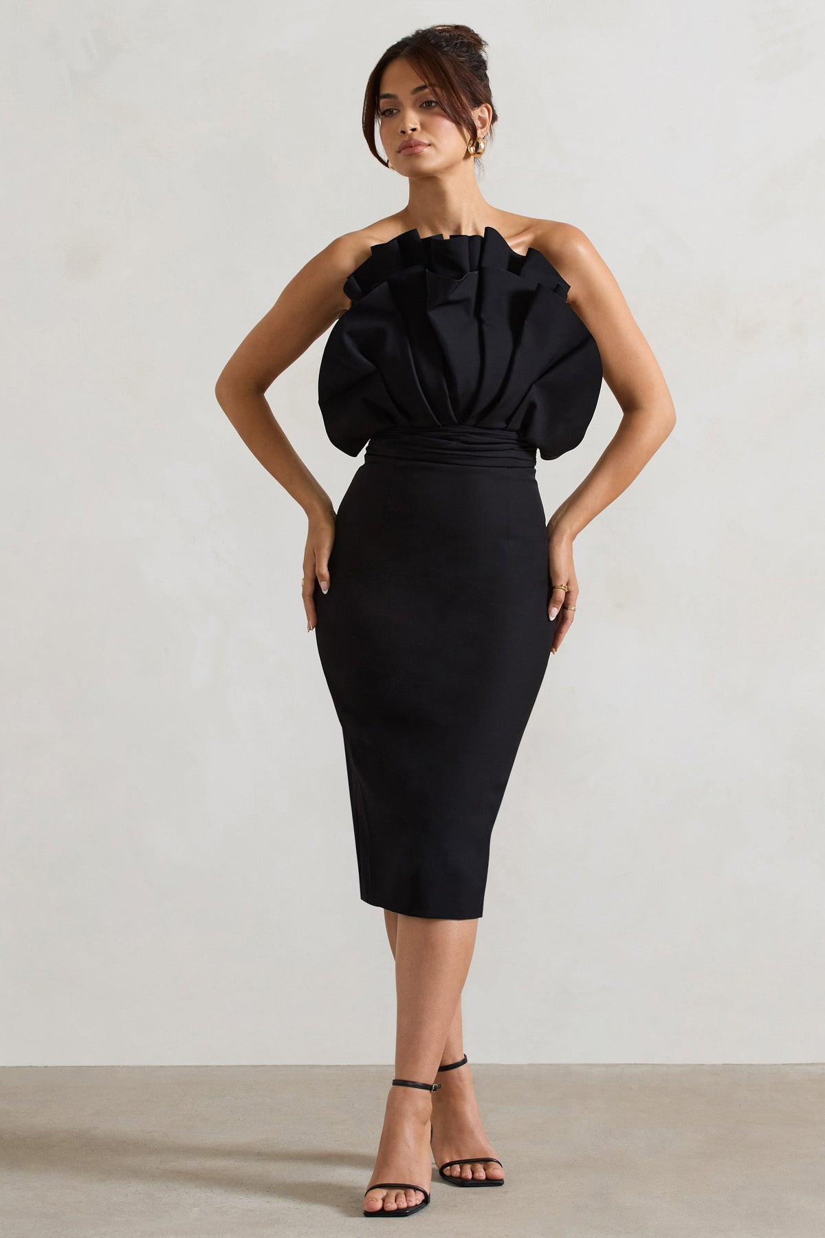 Oria | Vestido Midi Negro con Volantes plegados