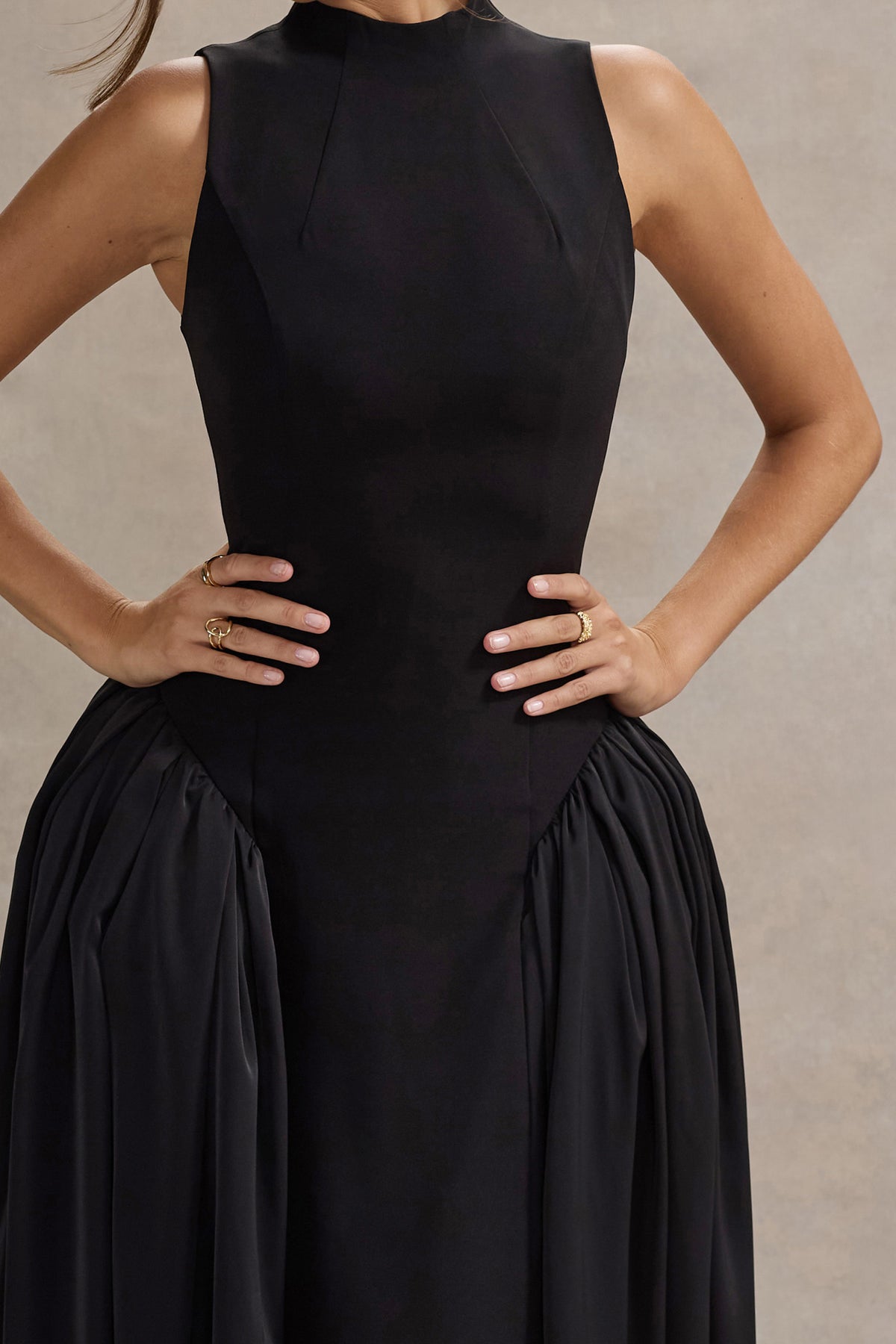 Napoli | Vestido Midi Negro con Cuello Alto y Falda con Volumen